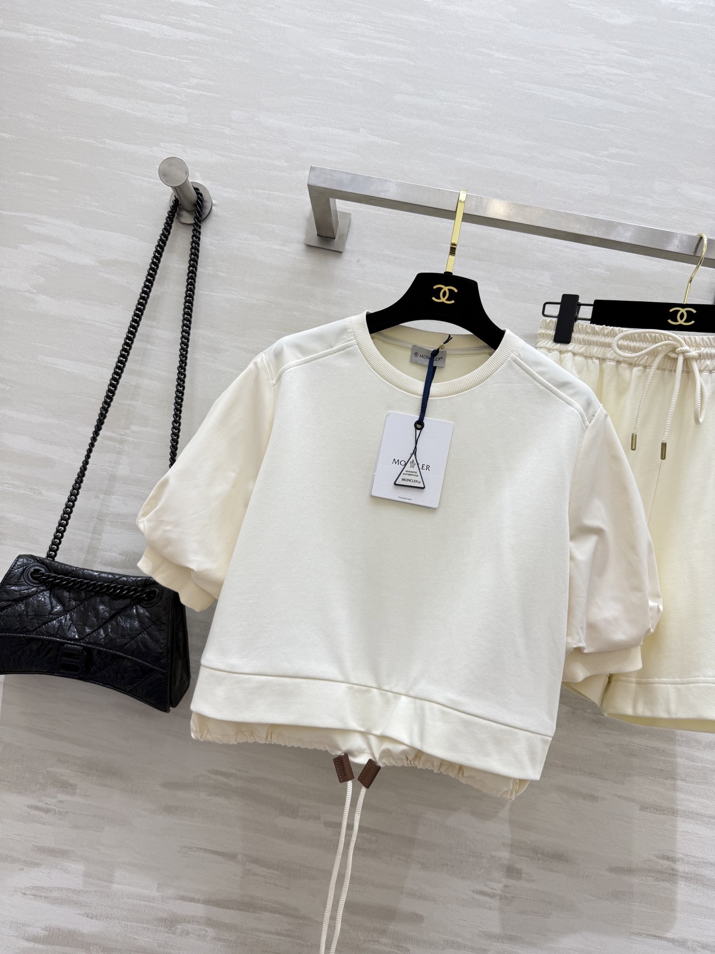 #Moncle♡²⁵新款徽章装饰休闲套装 假两件式下摆抽绳设计休闲甜美感 宽松版型休闲百搭不挑人 定位l