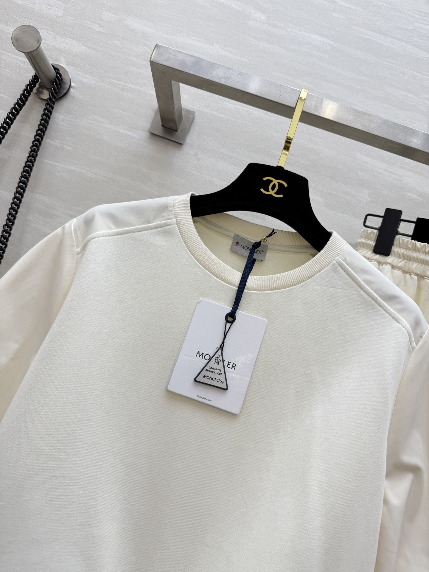 #Moncle♡²⁵新款徽章装饰休闲套装 假两件式下摆抽绳设计休闲甜美感 宽松版型休闲百搭不挑人 定位l