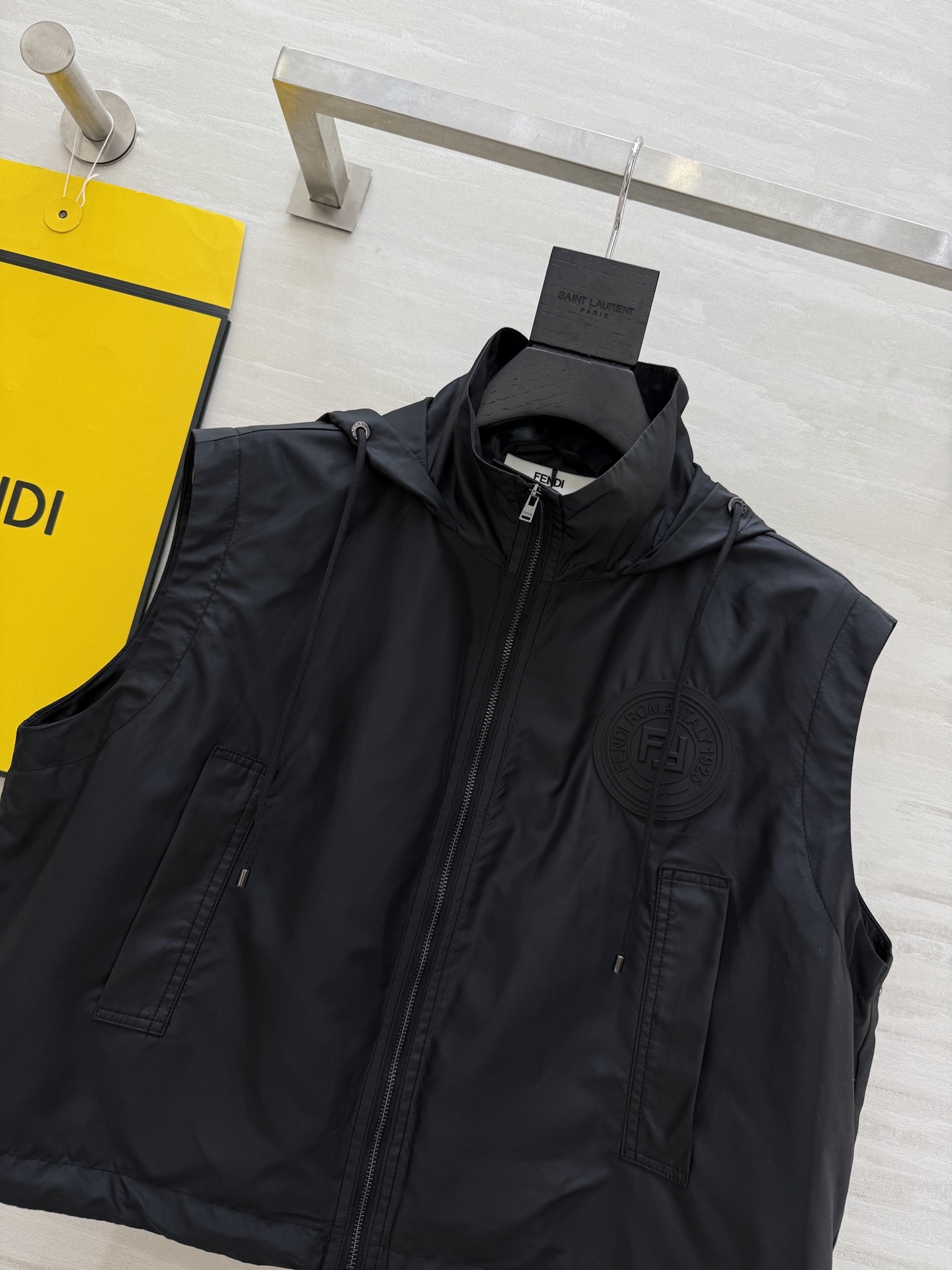 #FEND♡²⁵新款 时髦风连帽马甲 logo提花内里定制超软糯亲肤风衣面料 很适合夏日穿搭 帅气又拉风