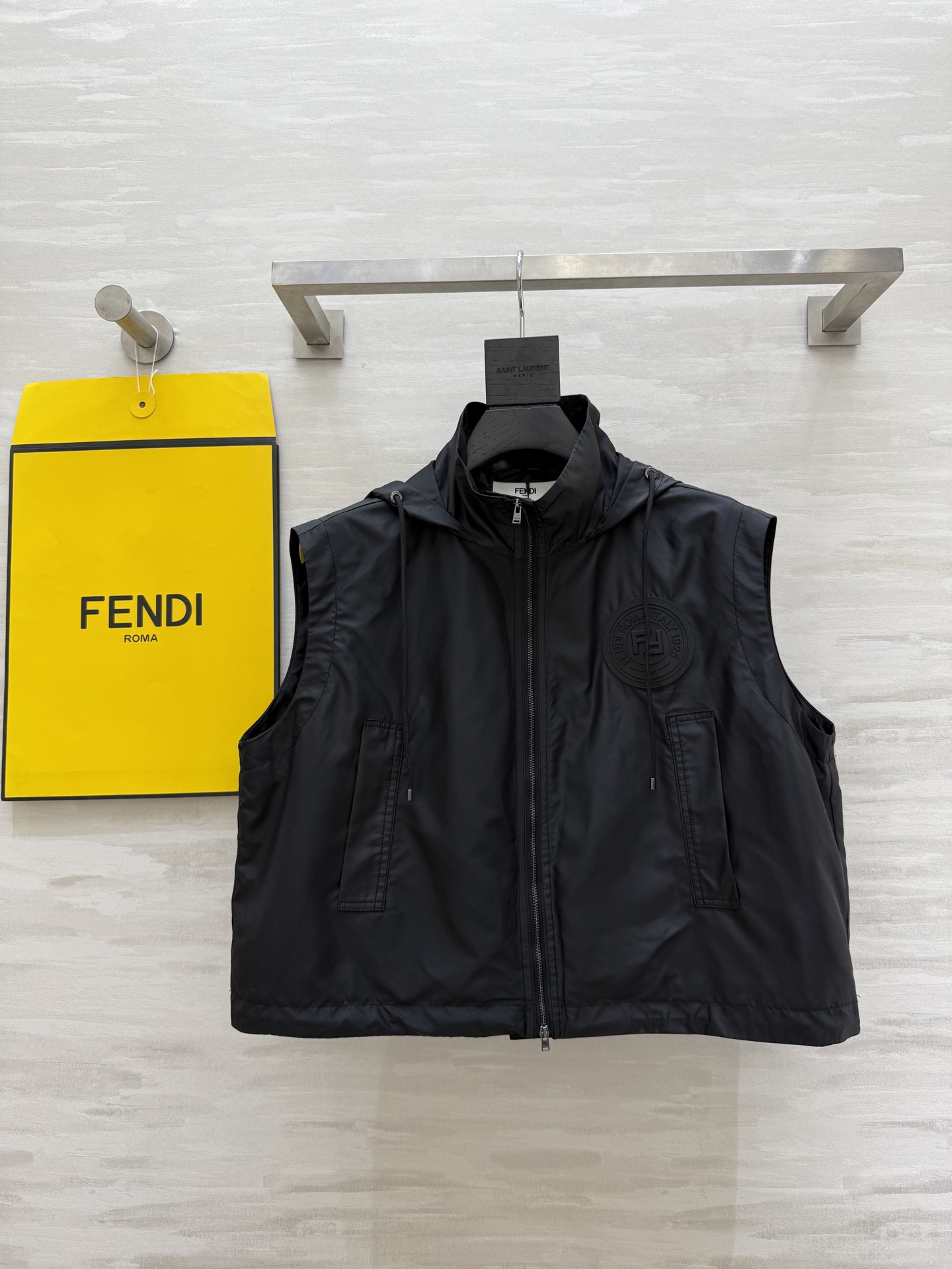 #FEND♡²⁵新款 时髦风连帽马甲 logo提花内里定制超软糯亲肤风衣面料 很适合夏日穿搭 帅气又拉风