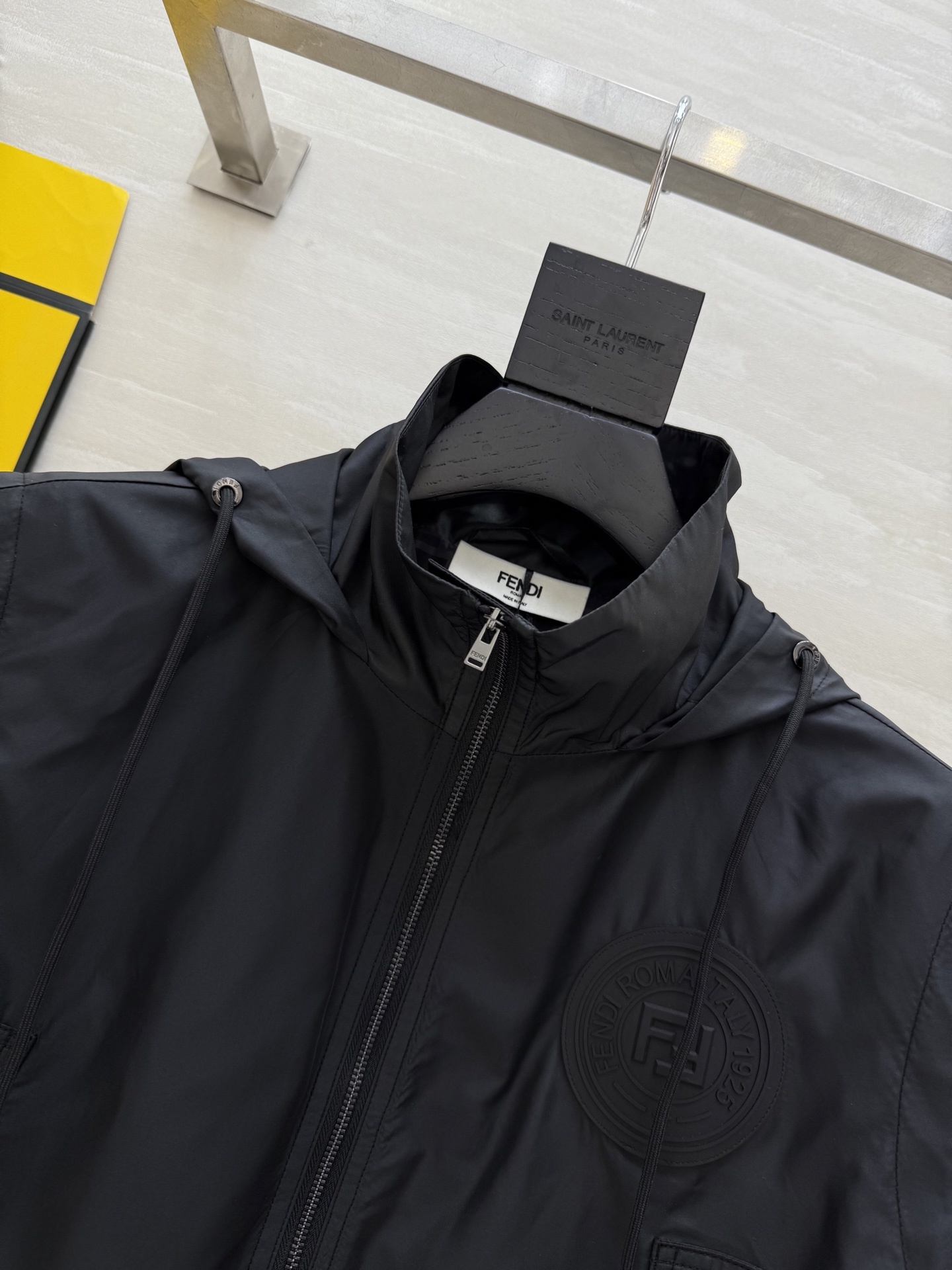 #FEND♡²⁵新款 时髦风连帽马甲 logo提花内里定制超软糯亲肤风衣面料 很适合夏日穿搭 帅气又拉风