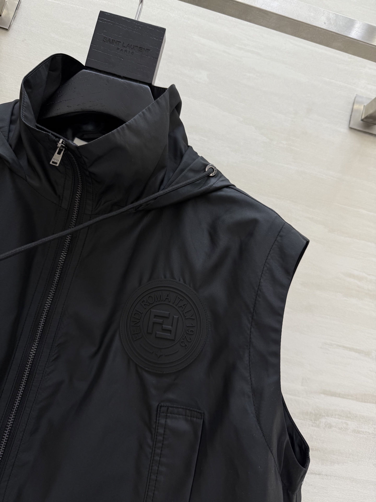 #FEND♡²⁵新款 时髦风连帽马甲 logo提花内里定制超软糯亲肤风衣面料 很适合夏日穿搭 帅气又拉风