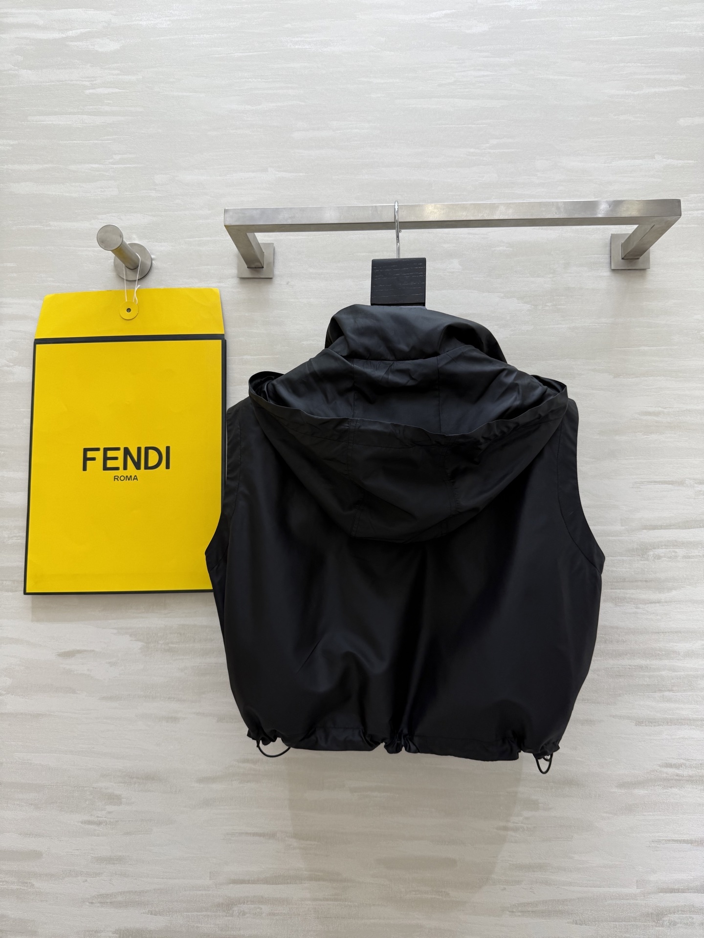 #FEND♡²⁵新款 时髦风连帽马甲 logo提花内里定制超软糯亲肤风衣面料 很适合夏日穿搭 帅气又拉风