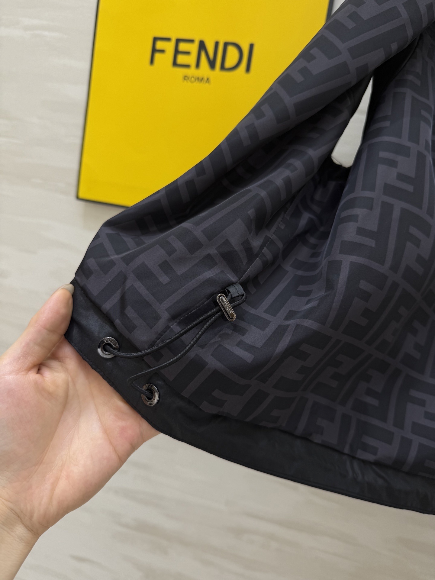 #FEND♡²⁵新款 时髦风连帽马甲 logo提花内里定制超软糯亲肤风衣面料 很适合夏日穿搭 帅气又拉风