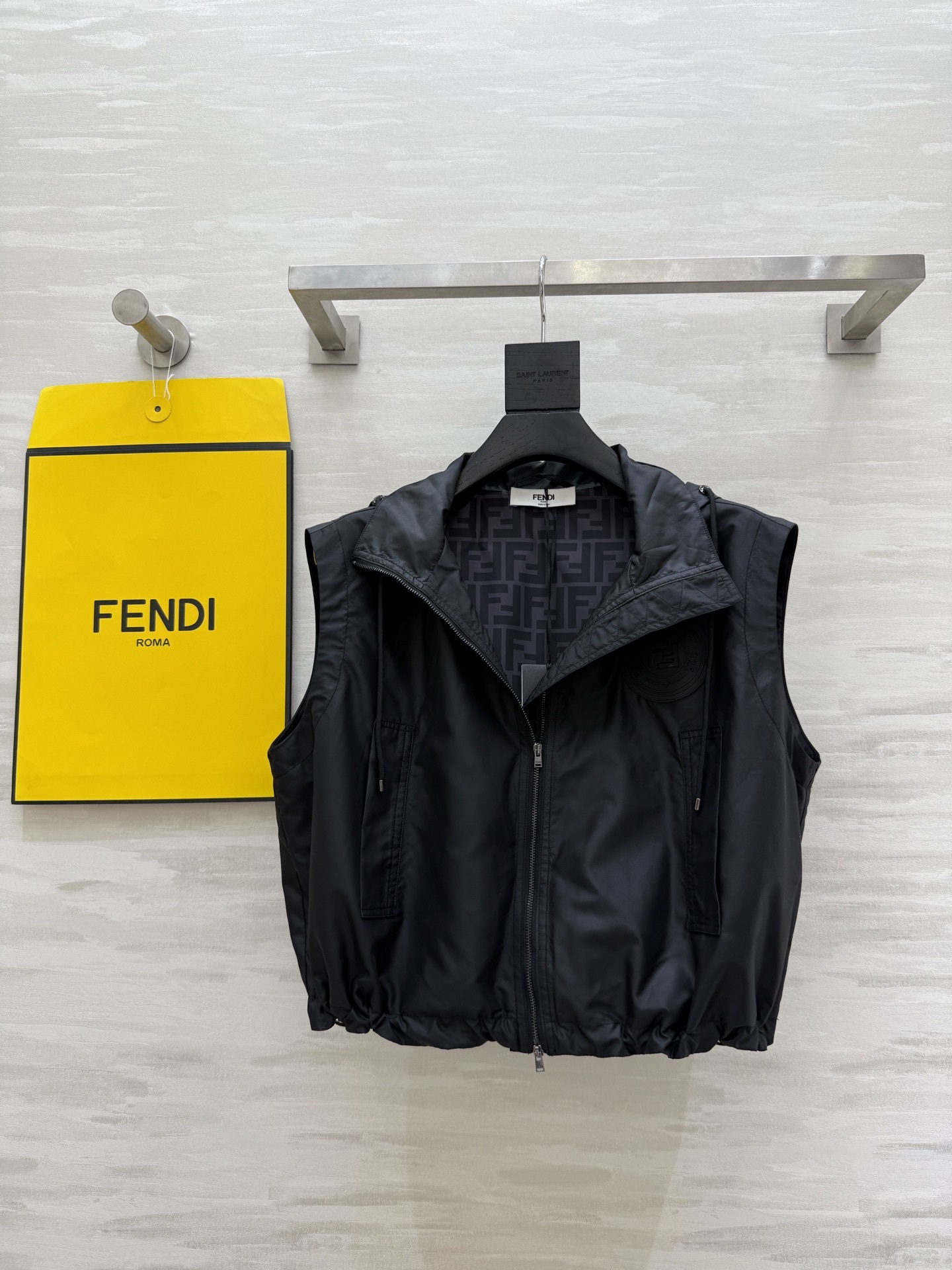 #FEND♡²⁵新款 时髦风连帽马甲 logo提花内里定制超软糯亲肤风衣面料 很适合夏日穿搭 帅气又拉风