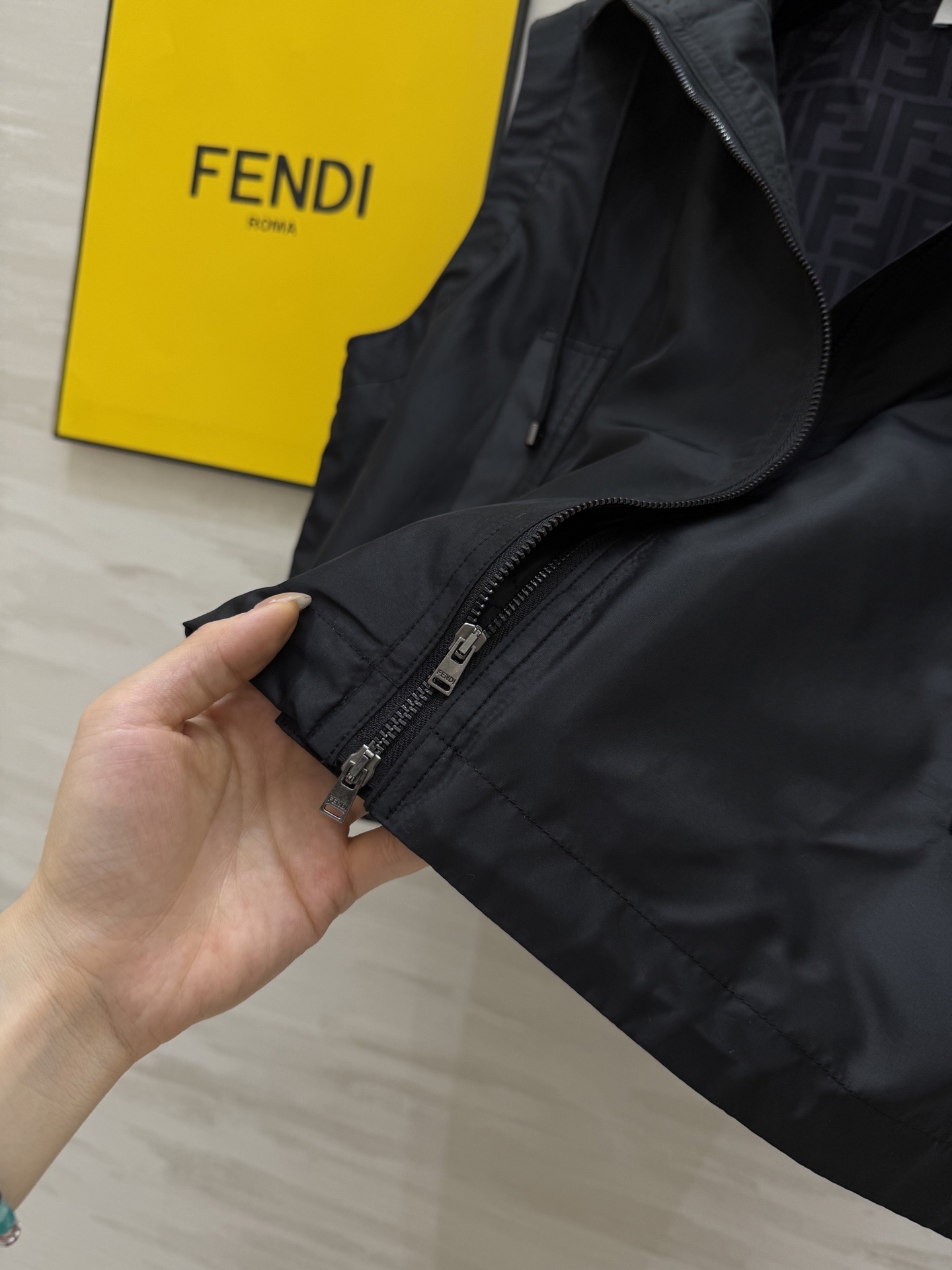 #FEND♡²⁵新款 时髦风连帽马甲 logo提花内里定制超软糯亲肤风衣面料 很适合夏日穿搭 帅气又拉风