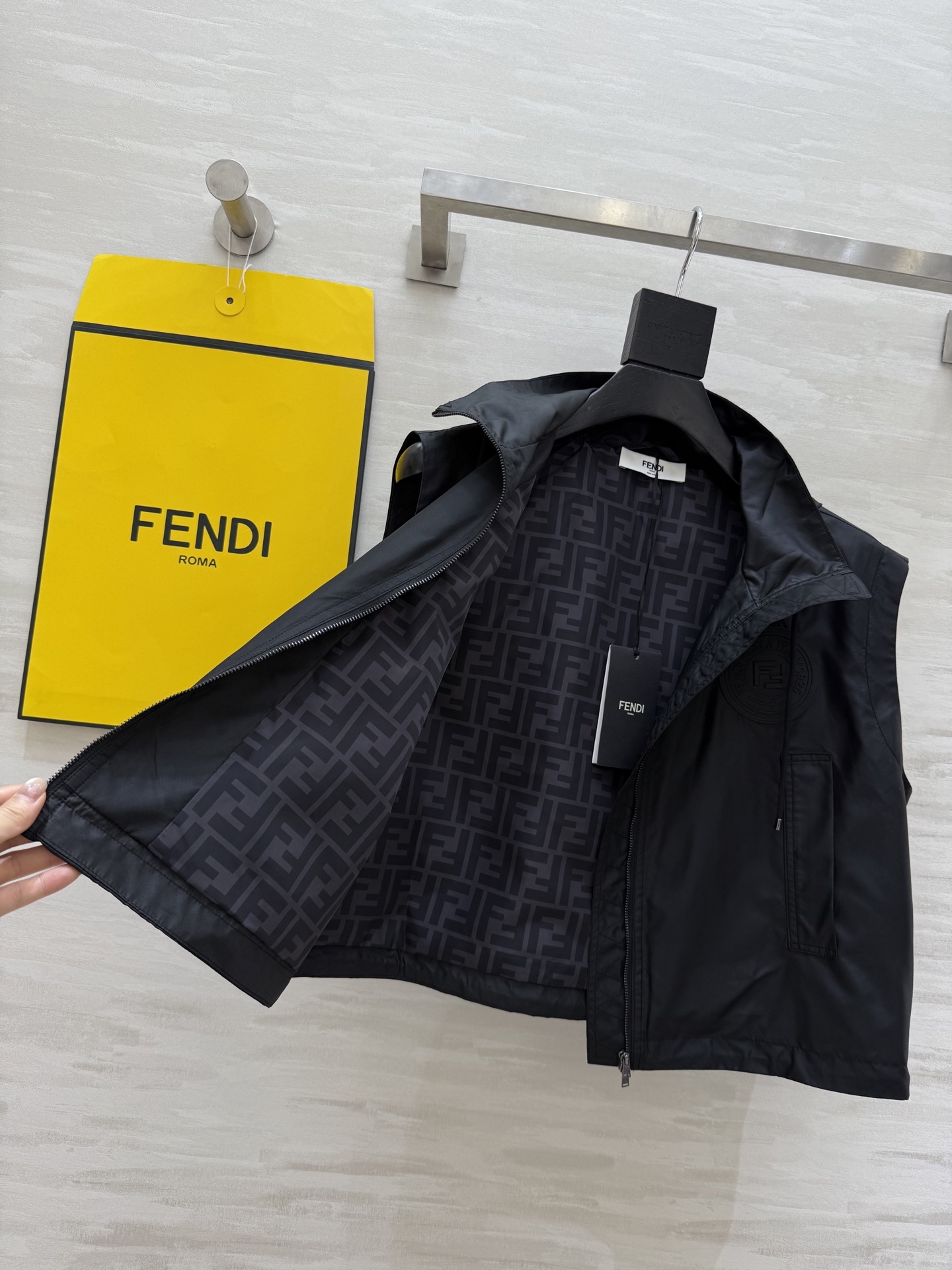 #FEND♡²⁵新款 时髦风连帽马甲 logo提花内里定制超软糯亲肤风衣面料 很适合夏日穿搭 帅气又拉风