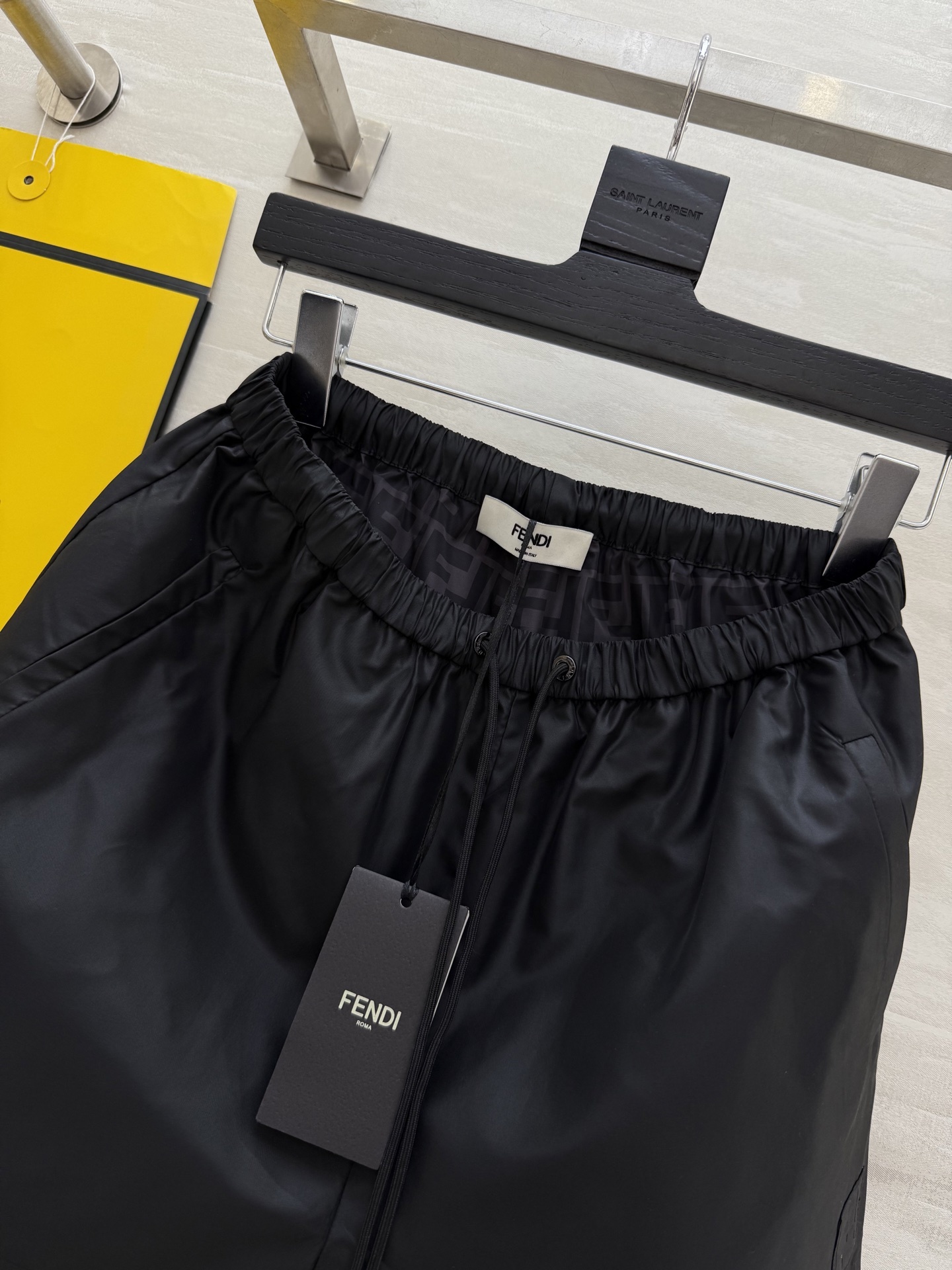 #FEND♡²⁵新款 时髦风短裤 logo提花内里定制超软糯亲肤风衣面料 很适合夏日穿搭 帅气又拉风 高