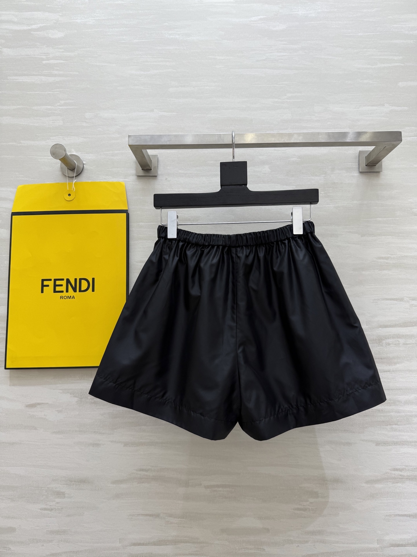 #FEND♡²⁵新款 时髦风短裤 logo提花内里定制超软糯亲肤风衣面料 很适合夏日穿搭 帅气又拉风 高