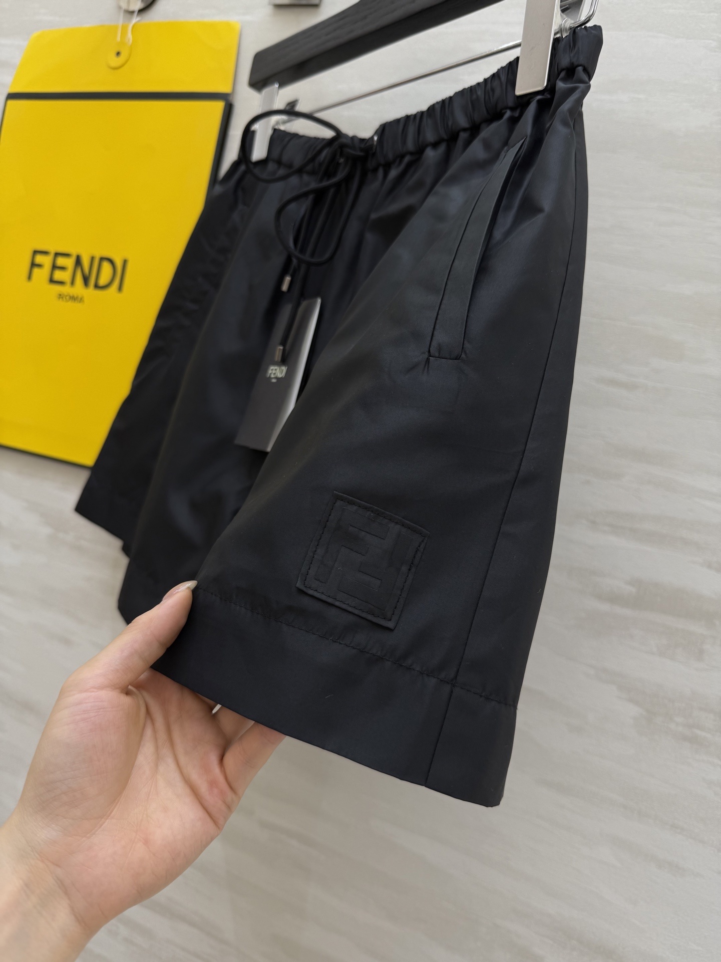 #FEND♡²⁵新款 时髦风短裤 logo提花内里定制超软糯亲肤风衣面料 很适合夏日穿搭 帅气又拉风 高