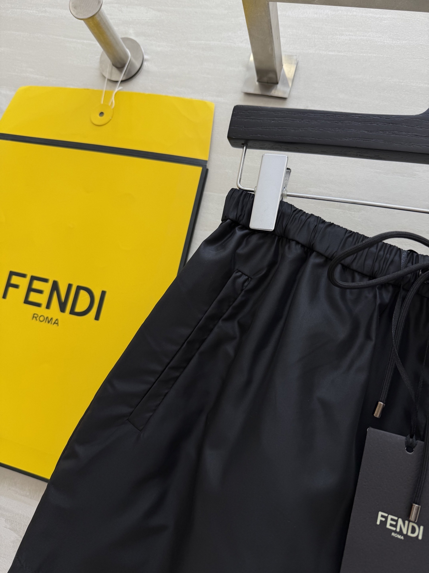 #FEND♡²⁵新款 时髦风短裤 logo提花内里定制超软糯亲肤风衣面料 很适合夏日穿搭 帅气又拉风 高