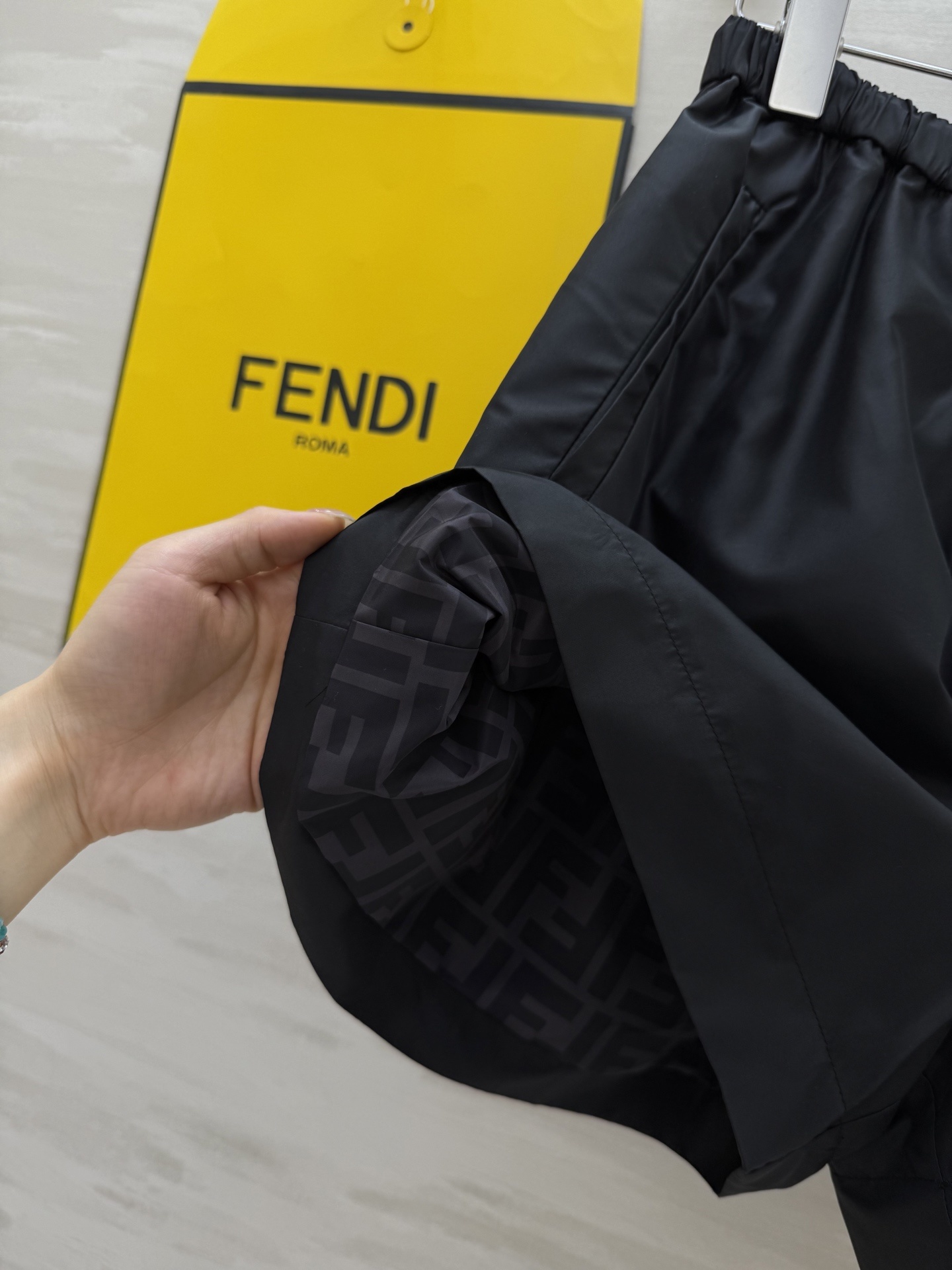 #FEND♡²⁵新款 时髦风短裤 logo提花内里定制超软糯亲肤风衣面料 很适合夏日穿搭 帅气又拉风 高