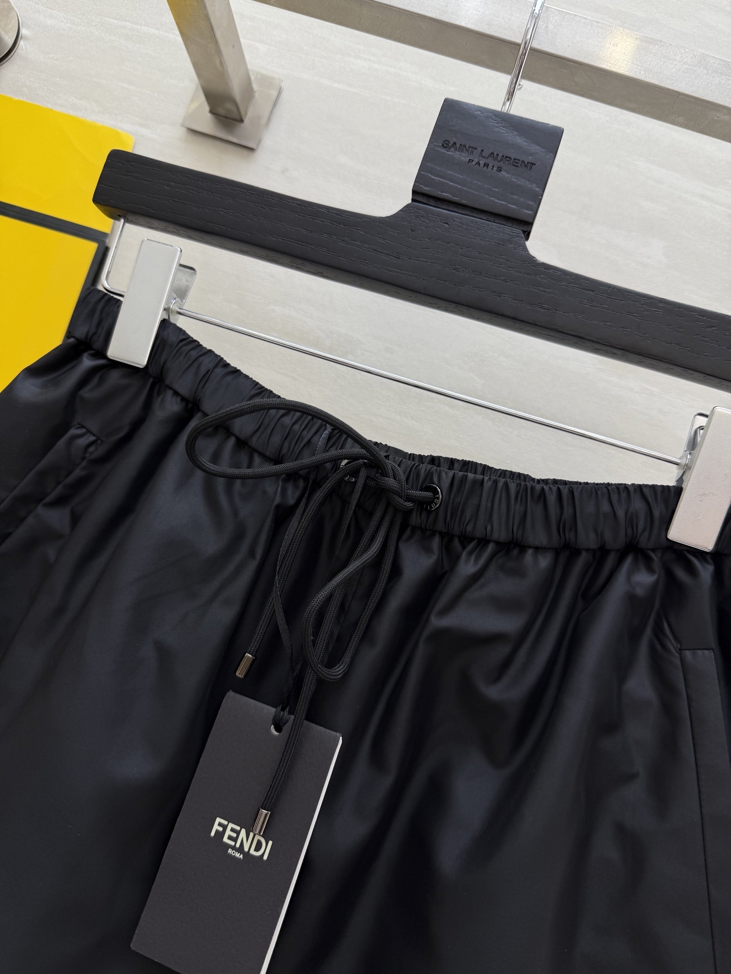 #FEND♡²⁵新款 时髦风短裤 logo提花内里定制超软糯亲肤风衣面料 很适合夏日穿搭 帅气又拉风 高