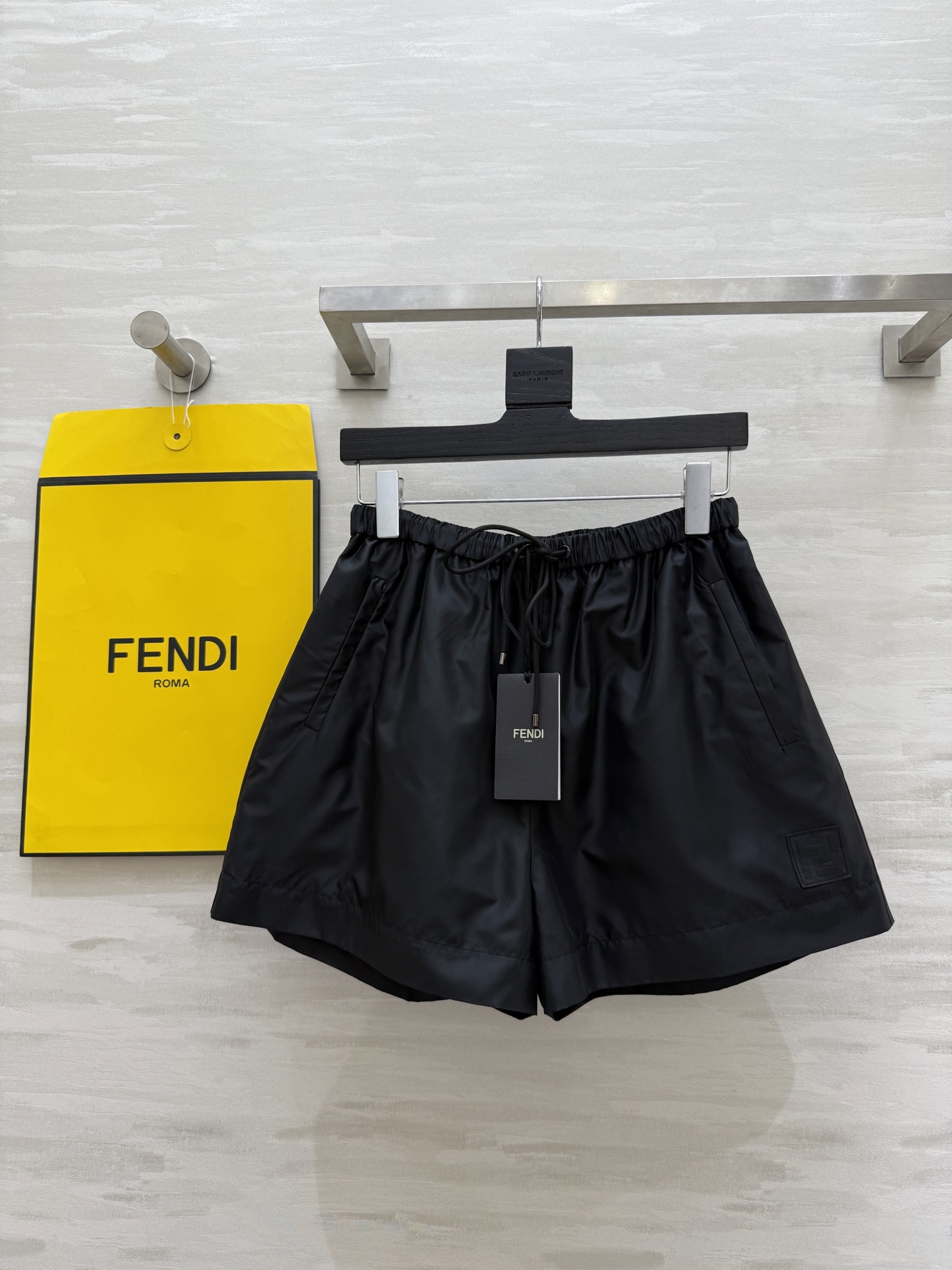 #FEND♡²⁵新款 时髦风短裤 logo提花内里定制超软糯亲肤风衣面料 很适合夏日穿搭 帅气又拉风 高