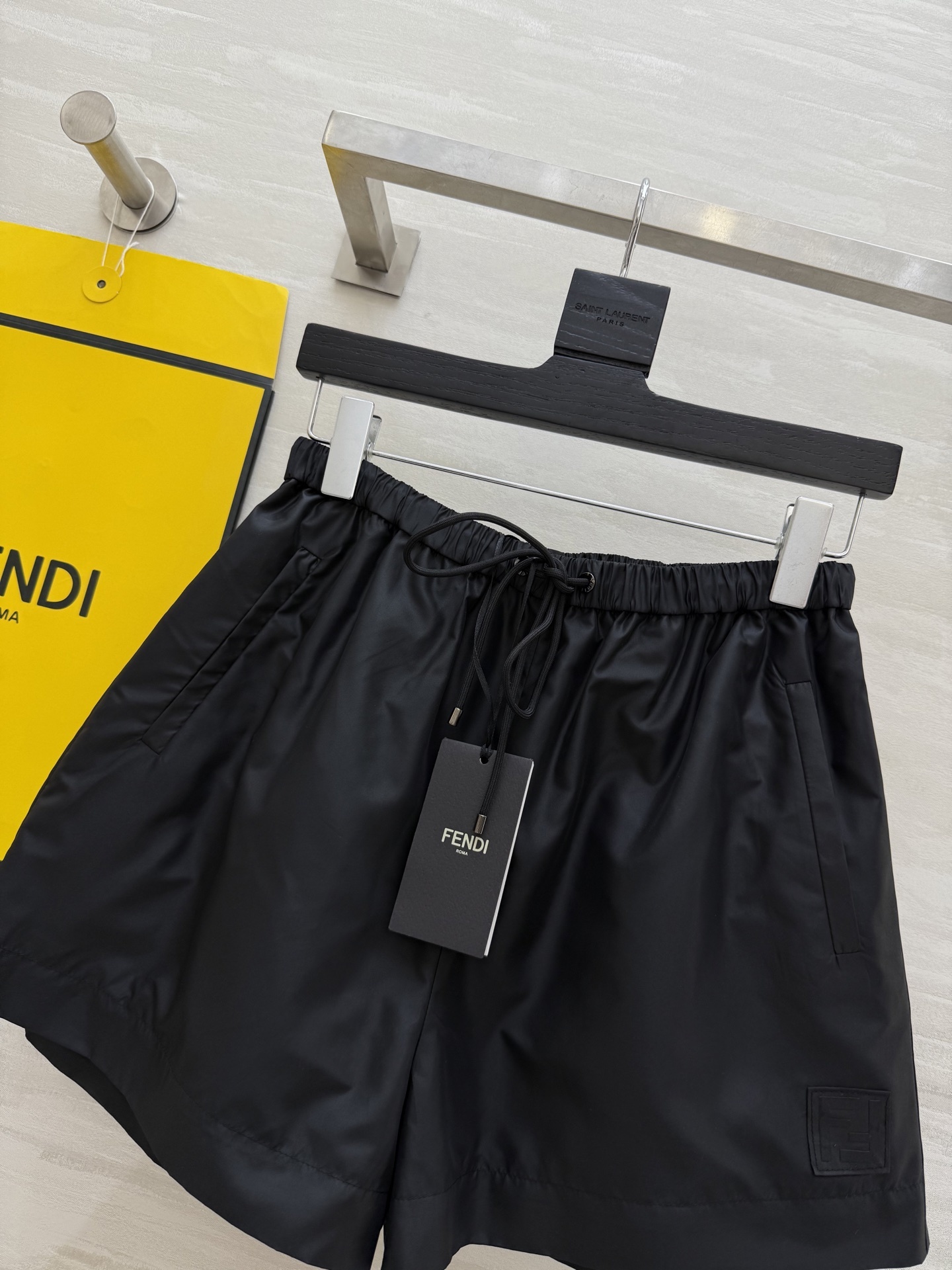 #FEND♡²⁵新款 时髦风短裤 logo提花内里定制超软糯亲肤风衣面料 很适合夏日穿搭 帅气又拉风 高