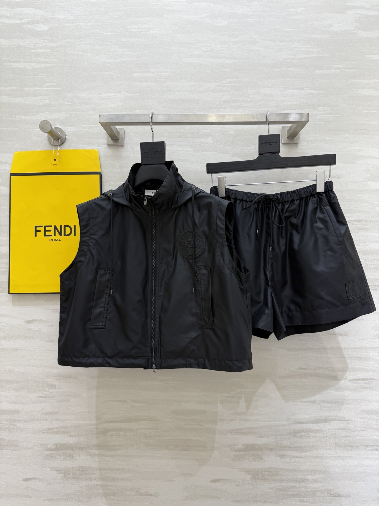 #FEND♡²⁵新款 时髦风短裤 logo提花内里定制超软糯亲肤风衣面料 很适合夏日穿搭 帅气又拉风 高