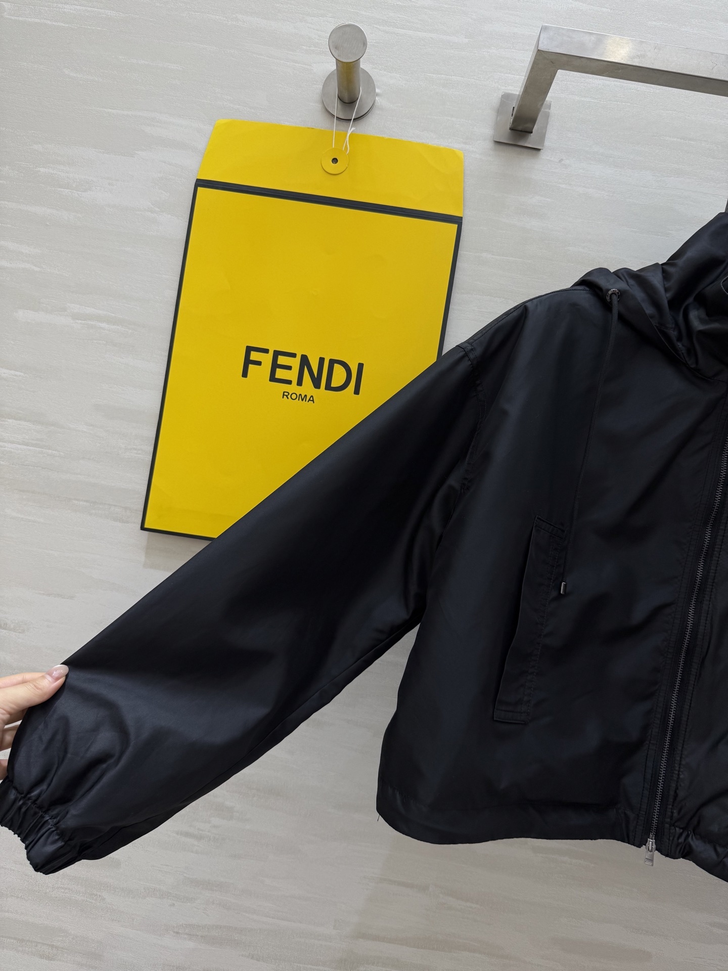#FEND♡²⁵新款 时髦风连帽外套 logo提花内里定制超软糯亲肤风衣面料 很适合夏日穿搭 帅气又拉风