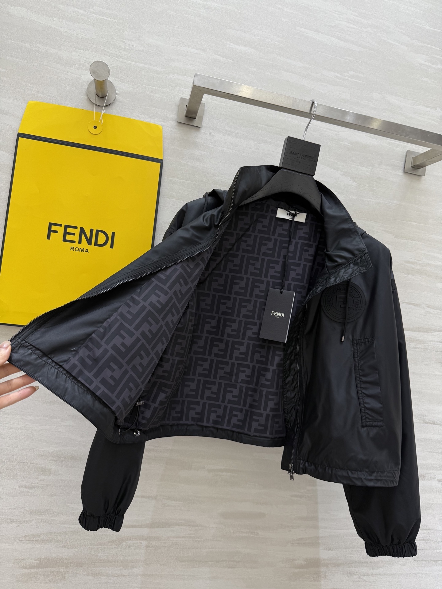 #FEND♡²⁵新款 时髦风连帽外套 logo提花内里定制超软糯亲肤风衣面料 很适合夏日穿搭 帅气又拉风