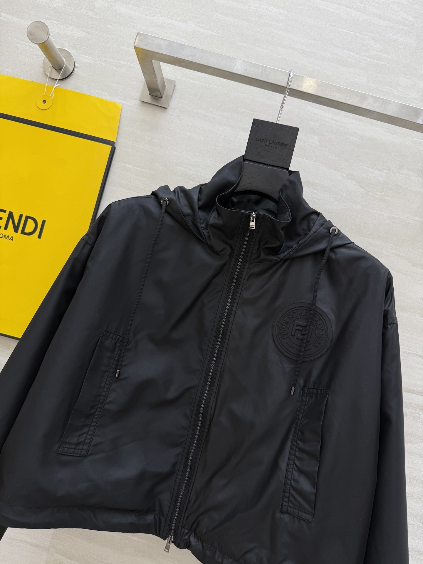 #FEND♡²⁵新款 时髦风连帽外套 logo提花内里定制超软糯亲肤风衣面料 很适合夏日穿搭 帅气又拉风