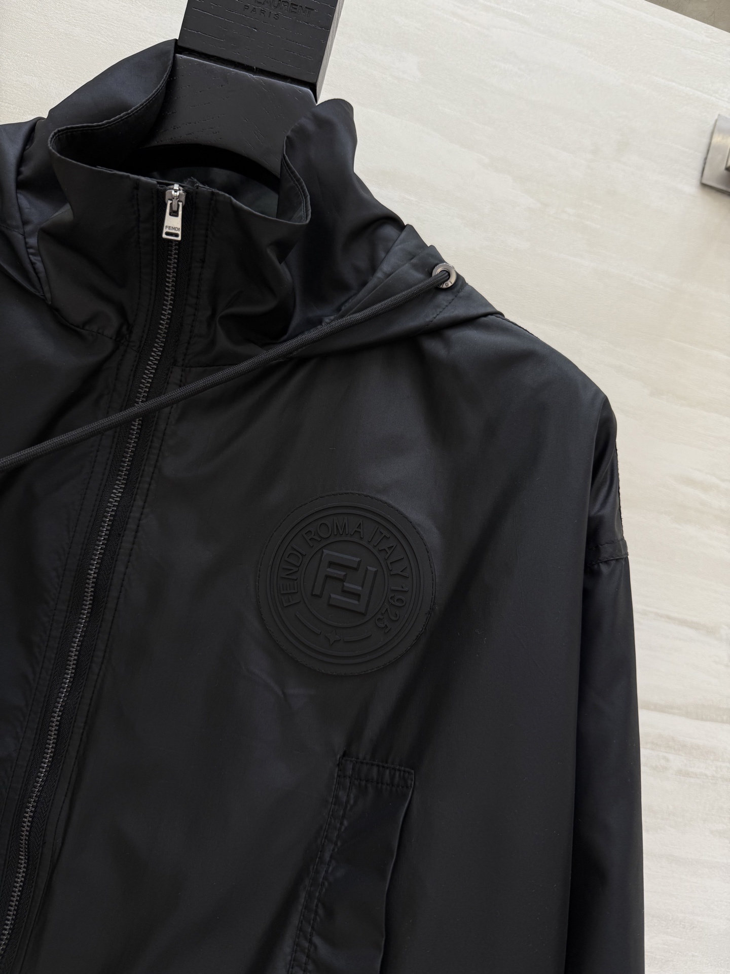 #FEND♡²⁵新款 时髦风连帽外套 logo提花内里定制超软糯亲肤风衣面料 很适合夏日穿搭 帅气又拉风