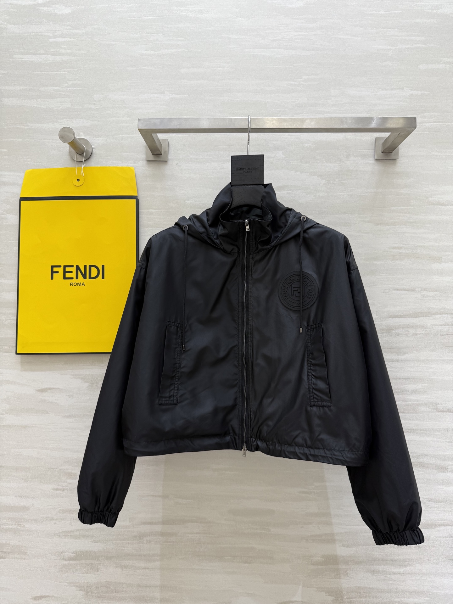 #FEND♡²⁵新款 时髦风连帽外套 logo提花内里定制超软糯亲肤风衣面料 很适合夏日穿搭 帅气又拉风