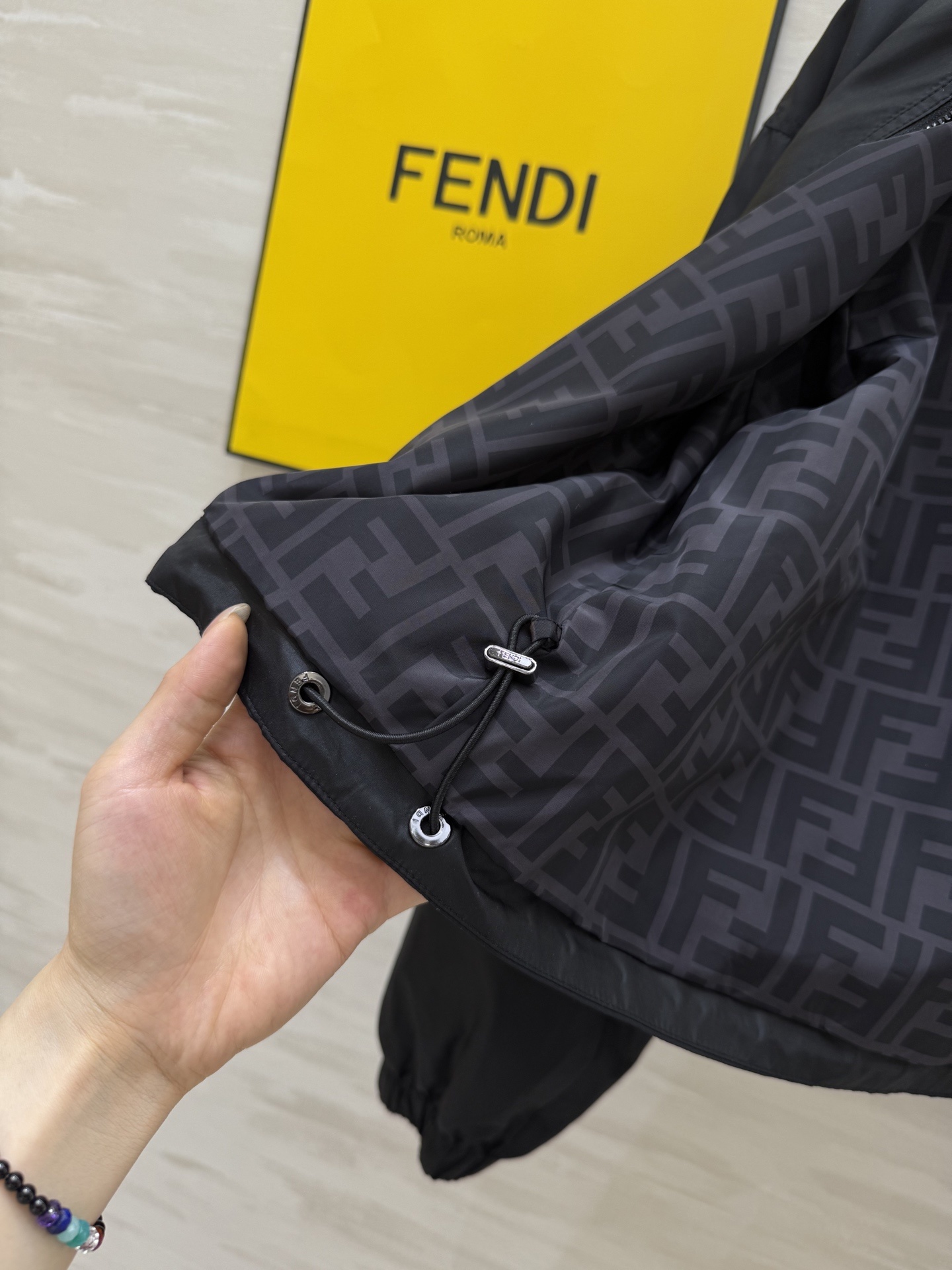 #FEND♡²⁵新款 时髦风连帽外套 logo提花内里定制超软糯亲肤风衣面料 很适合夏日穿搭 帅气又拉风