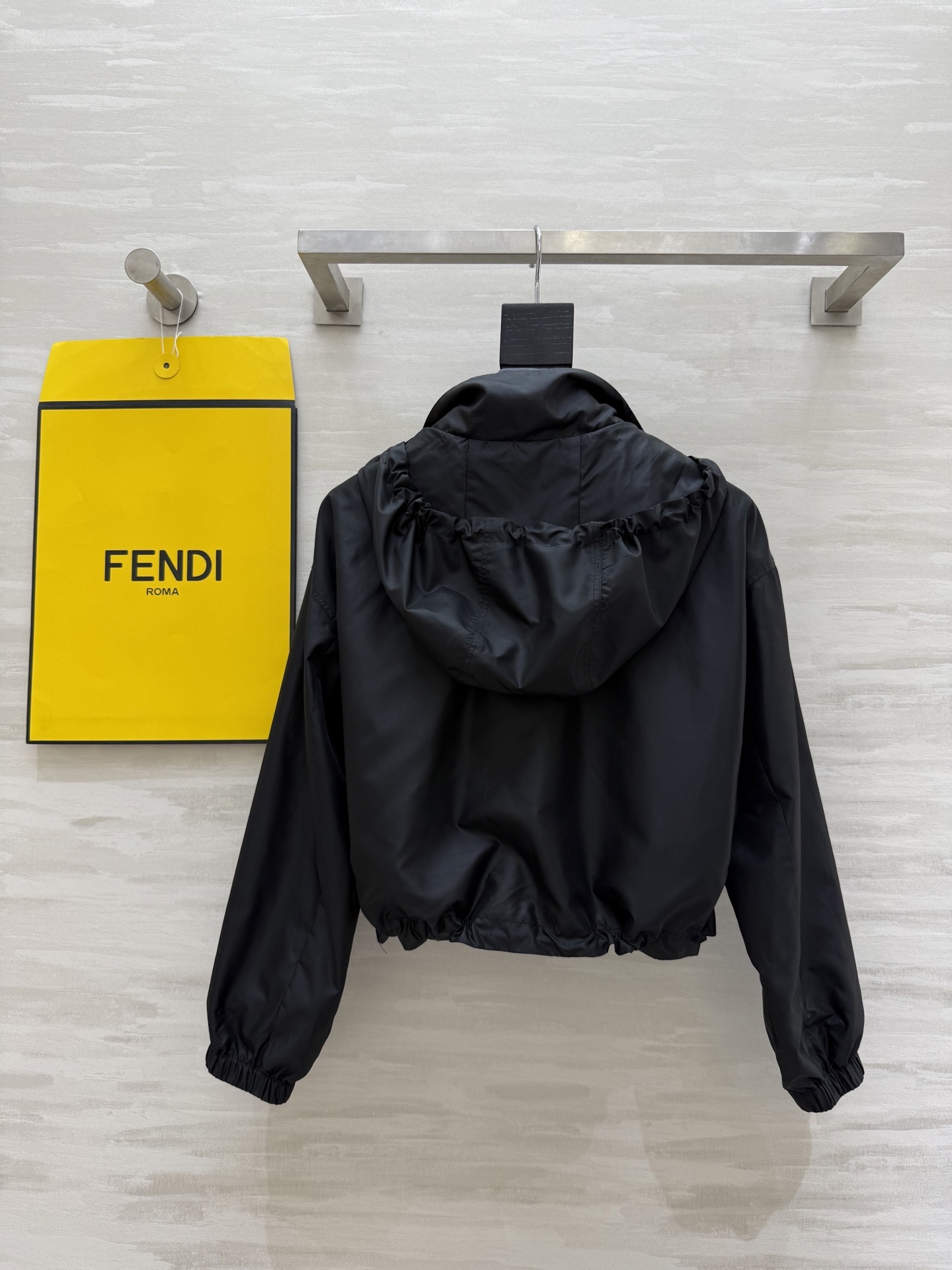 #FEND♡²⁵新款 时髦风连帽外套 logo提花内里定制超软糯亲肤风衣面料 很适合夏日穿搭 帅气又拉风