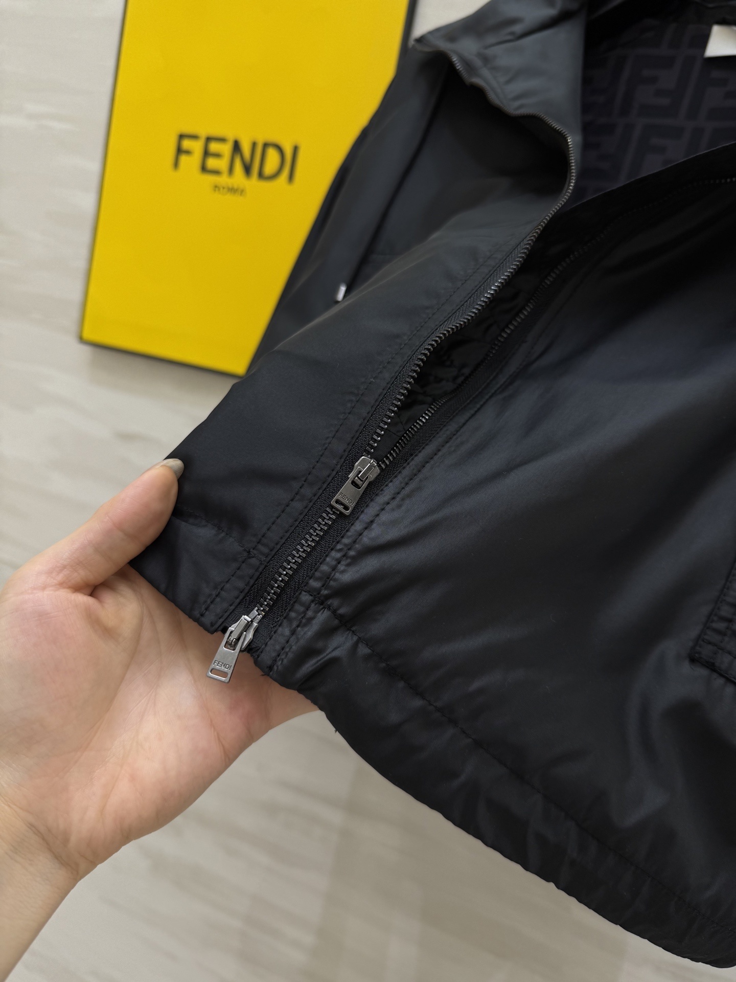 #FEND♡²⁵新款 时髦风连帽外套 logo提花内里定制超软糯亲肤风衣面料 很适合夏日穿搭 帅气又拉风