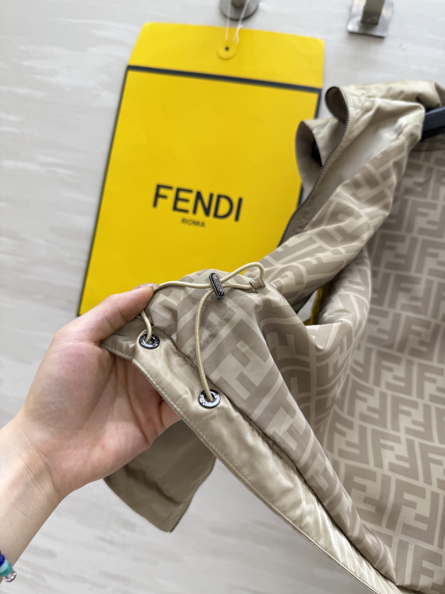 #FEND♡²⁵新款 时髦风连帽马甲 logo提花内里定制超软糯亲肤风衣面料 很适合夏日穿搭 帅气又拉风
