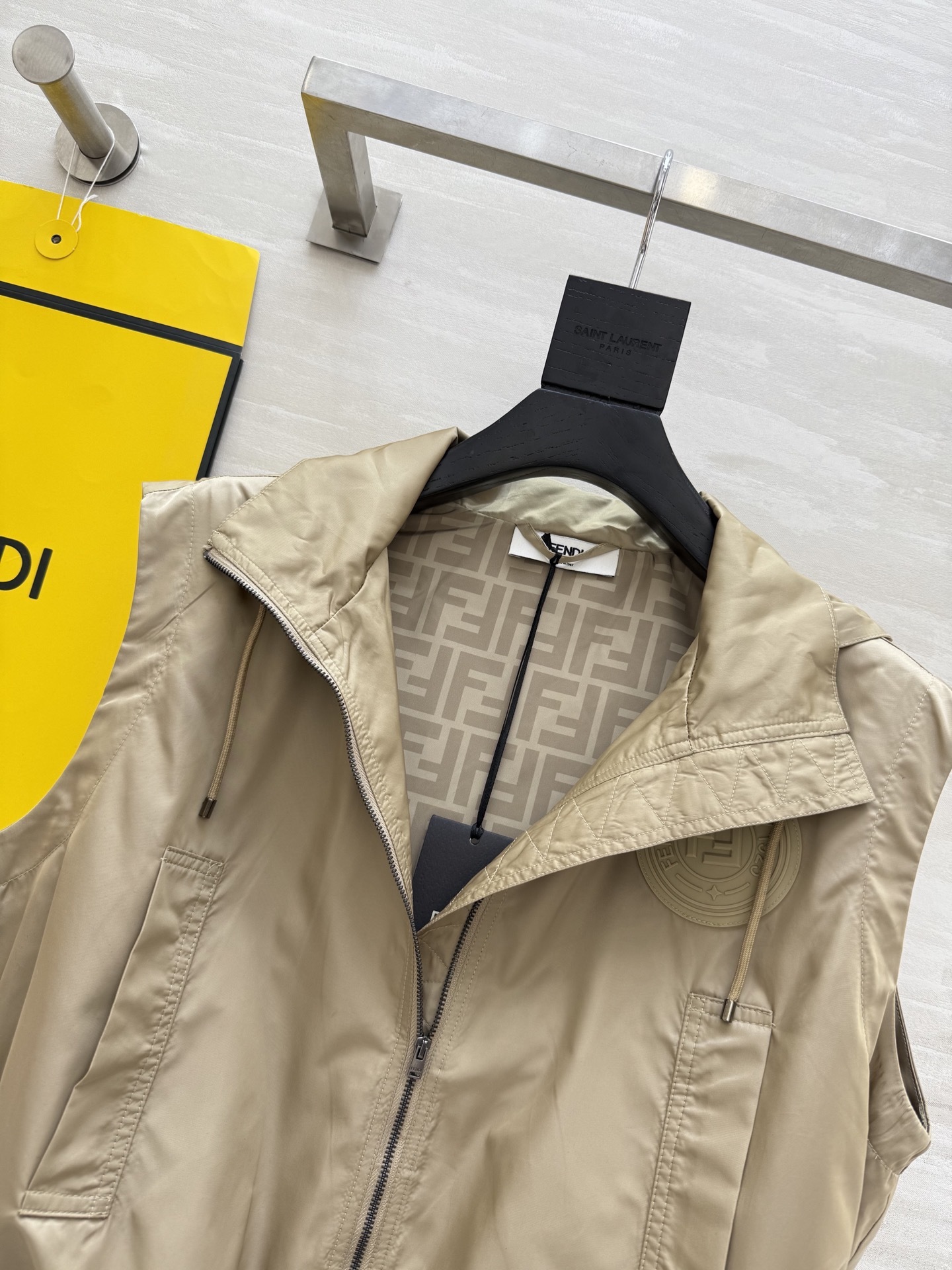 #FEND♡²⁵新款 时髦风连帽马甲 logo提花内里定制超软糯亲肤风衣面料 很适合夏日穿搭 帅气又拉风