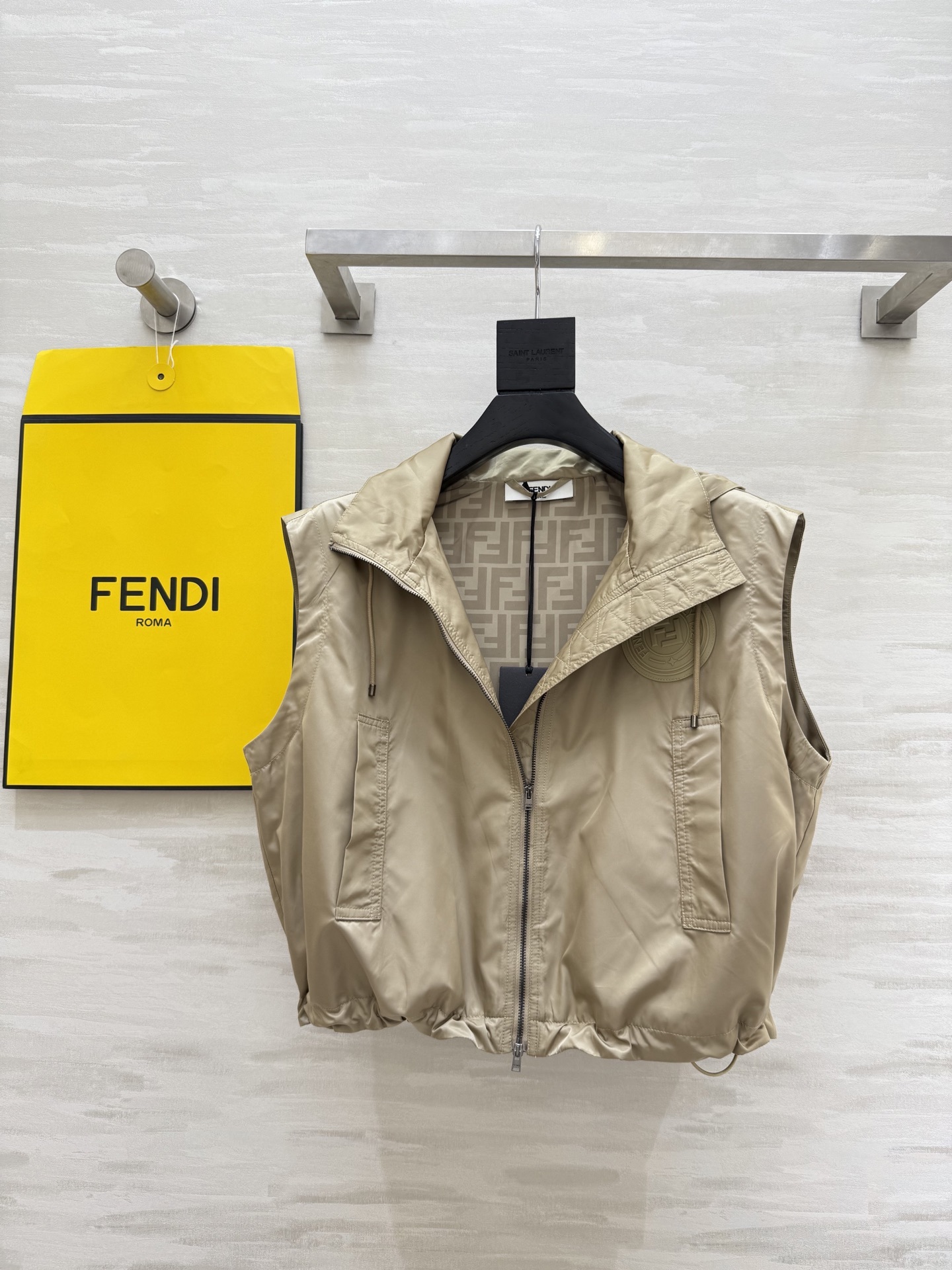 #FEND♡²⁵新款 时髦风连帽马甲 logo提花内里定制超软糯亲肤风衣面料 很适合夏日穿搭 帅气又拉风