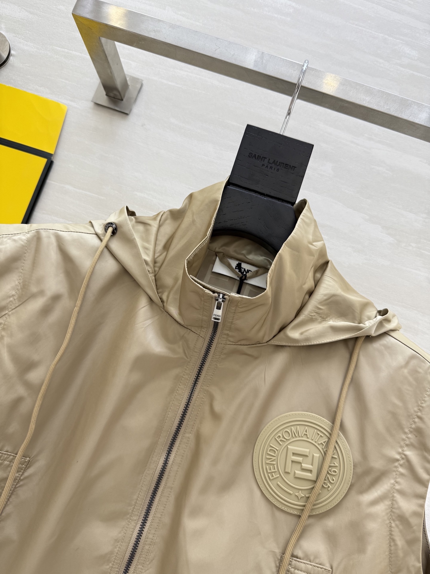 #FEND♡²⁵新款 时髦风连帽马甲 logo提花内里定制超软糯亲肤风衣面料 很适合夏日穿搭 帅气又拉风