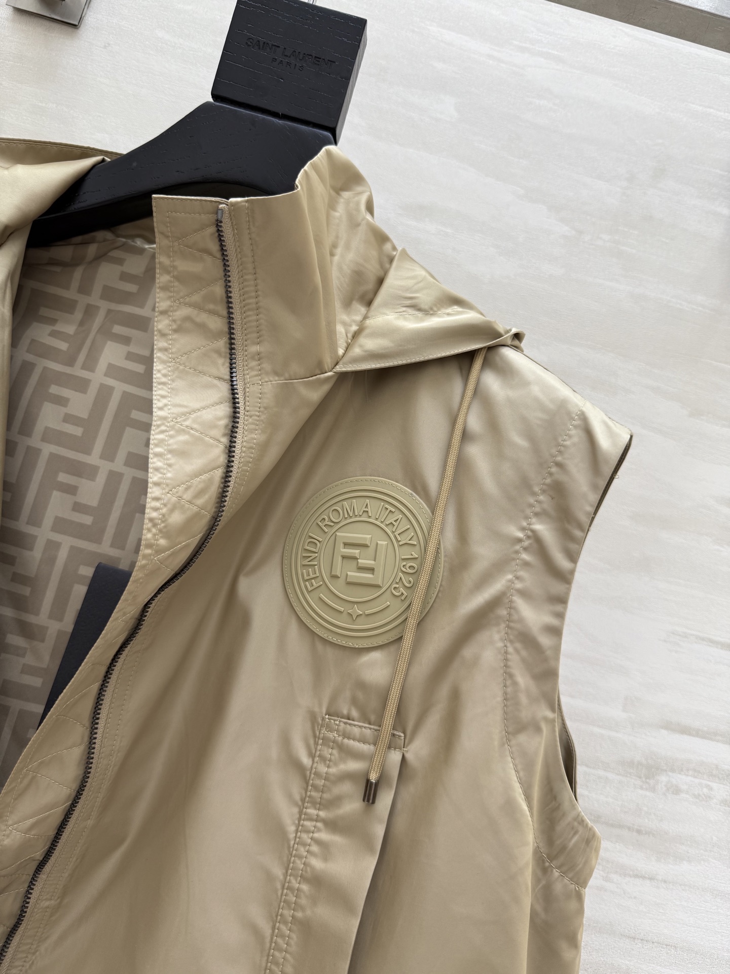 #FEND♡²⁵新款 时髦风连帽马甲 logo提花内里定制超软糯亲肤风衣面料 很适合夏日穿搭 帅气又拉风