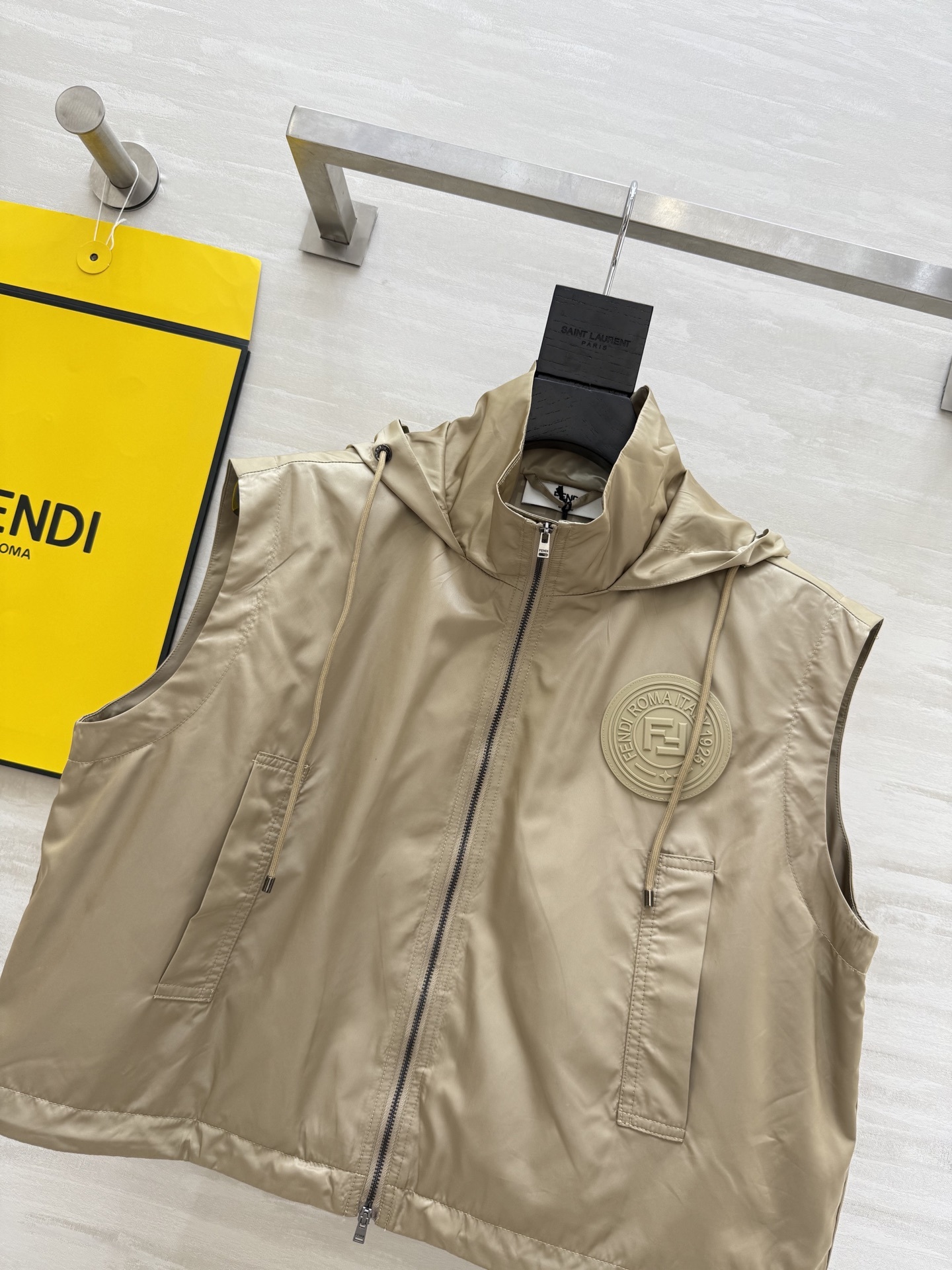 #FEND♡²⁵新款 时髦风连帽马甲 logo提花内里定制超软糯亲肤风衣面料 很适合夏日穿搭 帅气又拉风