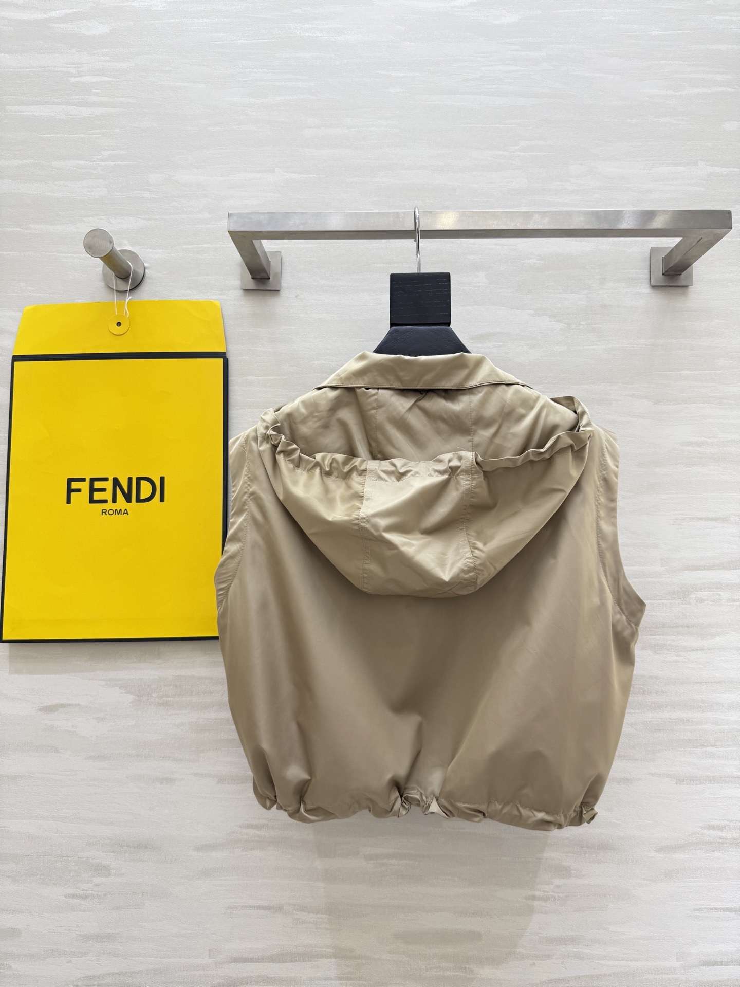 #FEND♡²⁵新款 时髦风连帽马甲 logo提花内里定制超软糯亲肤风衣面料 很适合夏日穿搭 帅气又拉风