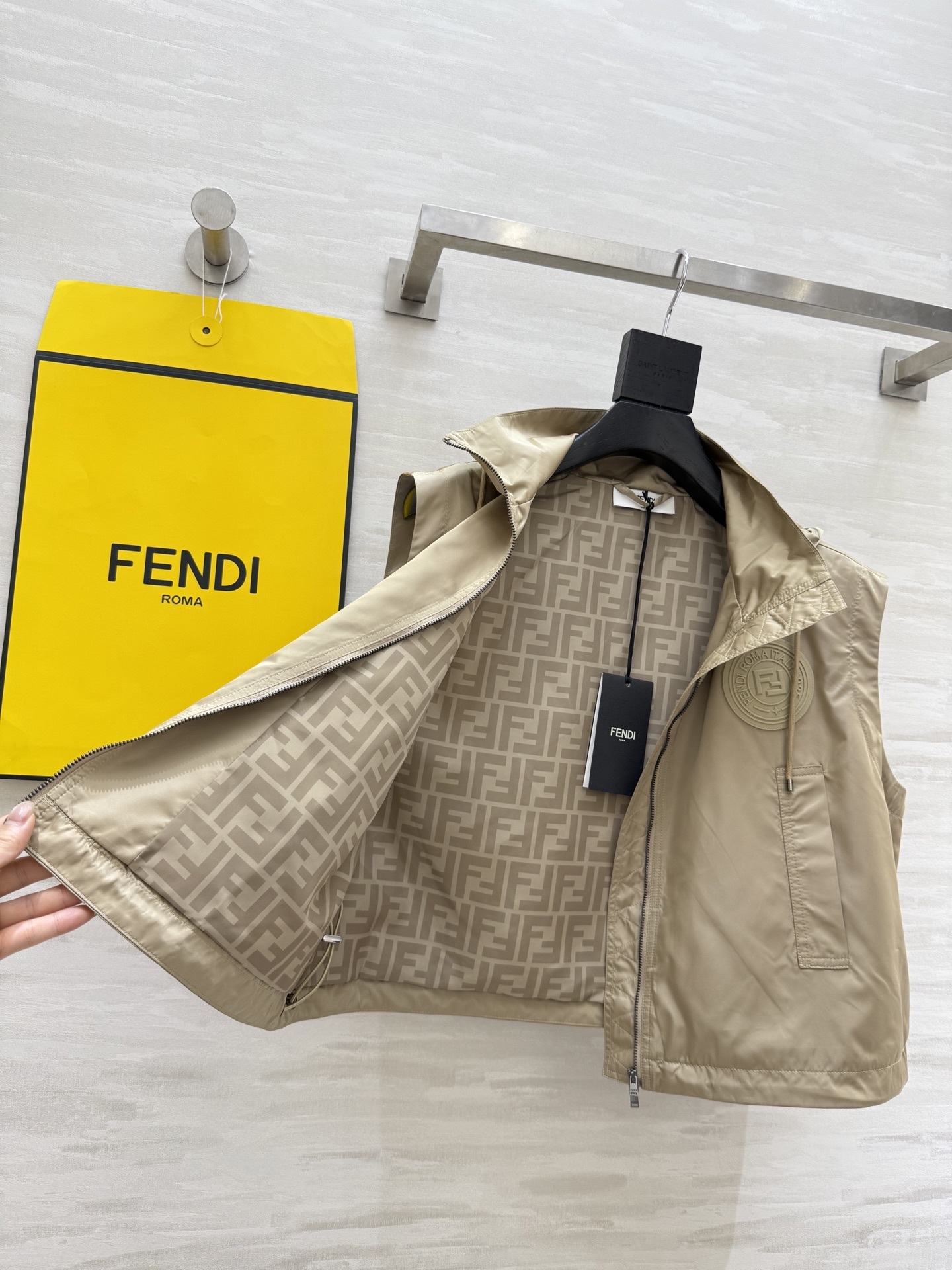 #FEND♡²⁵新款 时髦风连帽马甲 logo提花内里定制超软糯亲肤风衣面料 很适合夏日穿搭 帅气又拉风