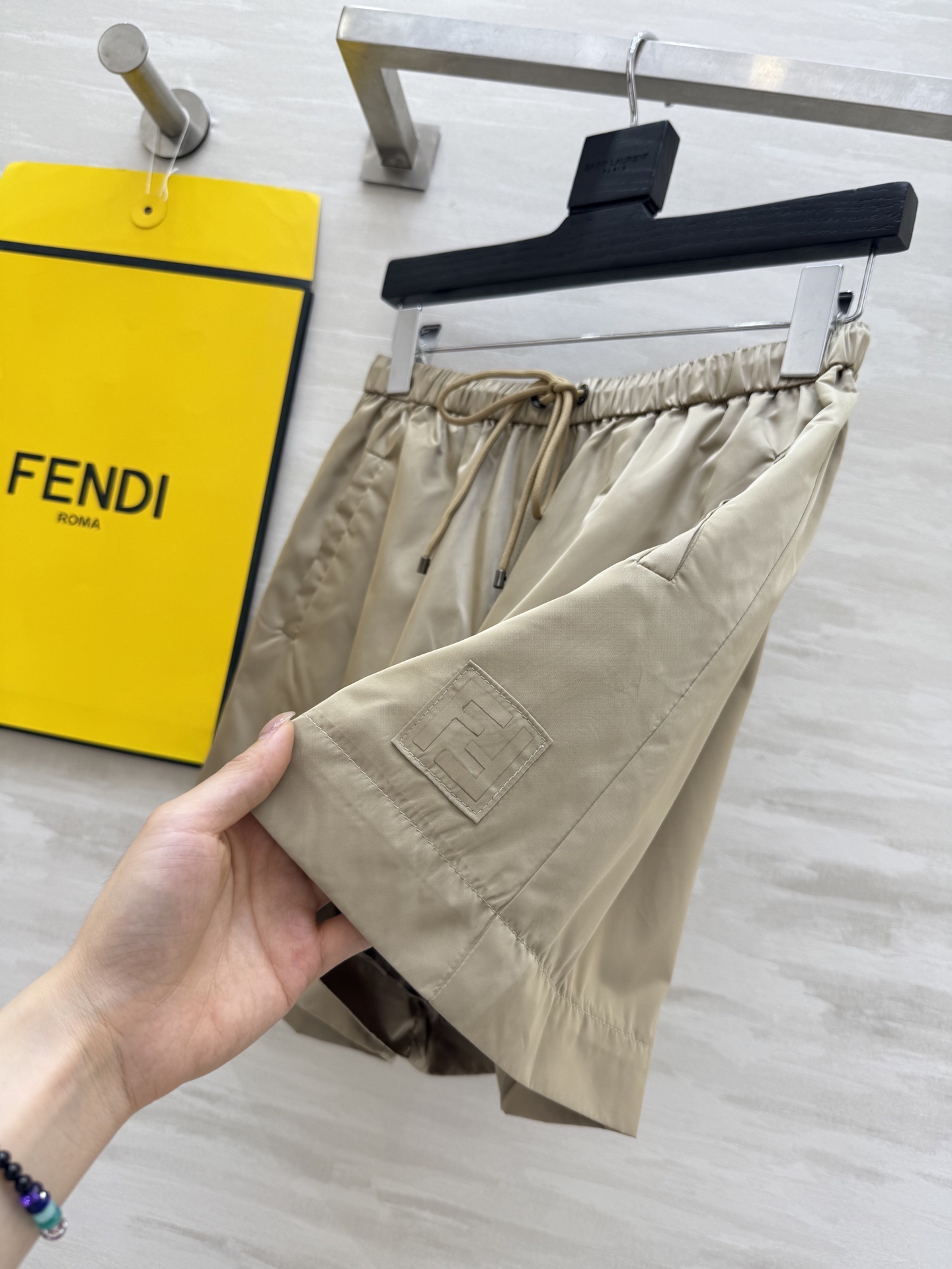 #FEND♡²⁵新款 时髦风短裤 logo提花内里定制超软糯亲肤风衣面料 很适合夏日穿搭 帅气又拉风 高