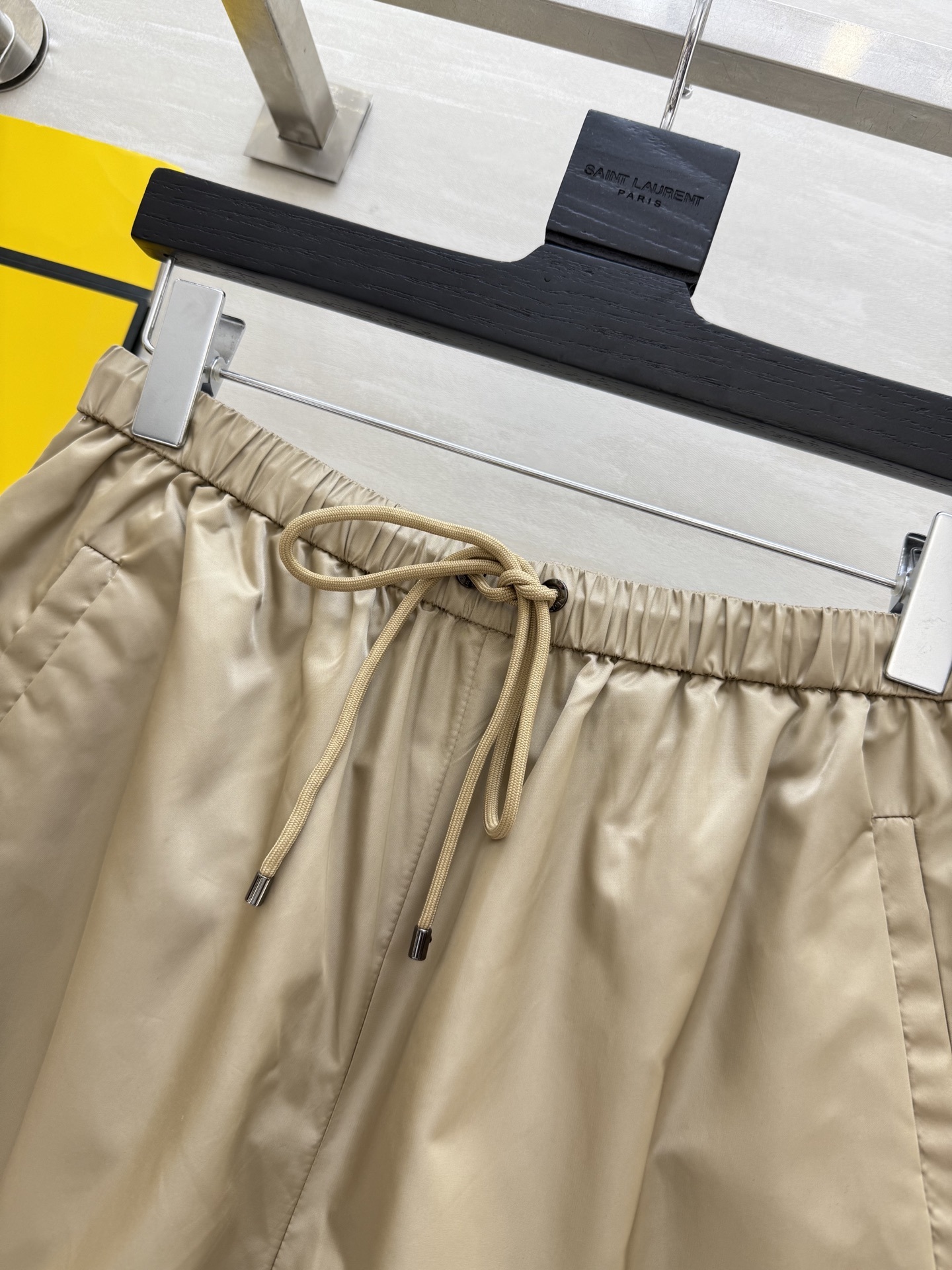 #FEND♡²⁵新款 时髦风短裤 logo提花内里定制超软糯亲肤风衣面料 很适合夏日穿搭 帅气又拉风 高