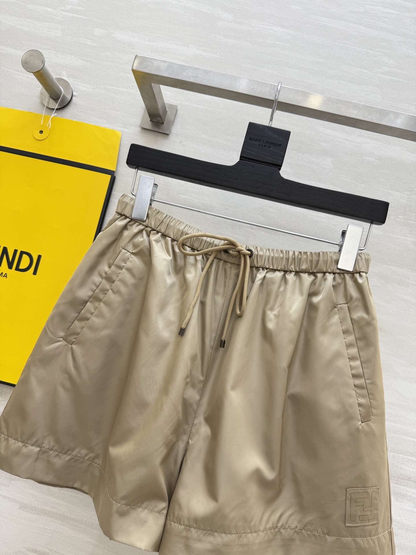 #FEND♡²⁵新款 时髦风短裤 logo提花内里定制超软糯亲肤风衣面料 很适合夏日穿搭 帅气又拉风 高