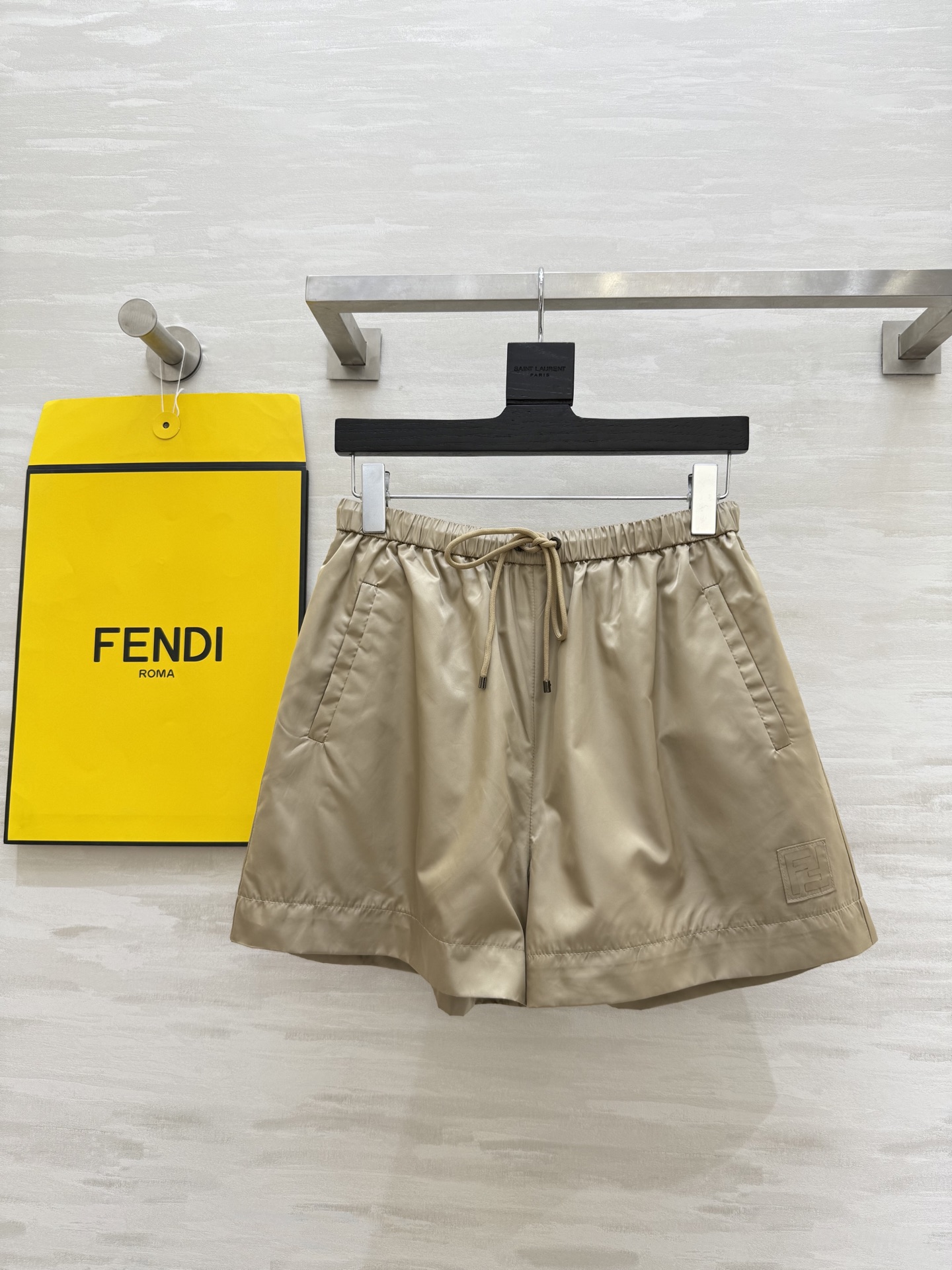 #FEND♡²⁵新款 时髦风短裤 logo提花内里定制超软糯亲肤风衣面料 很适合夏日穿搭 帅气又拉风 高