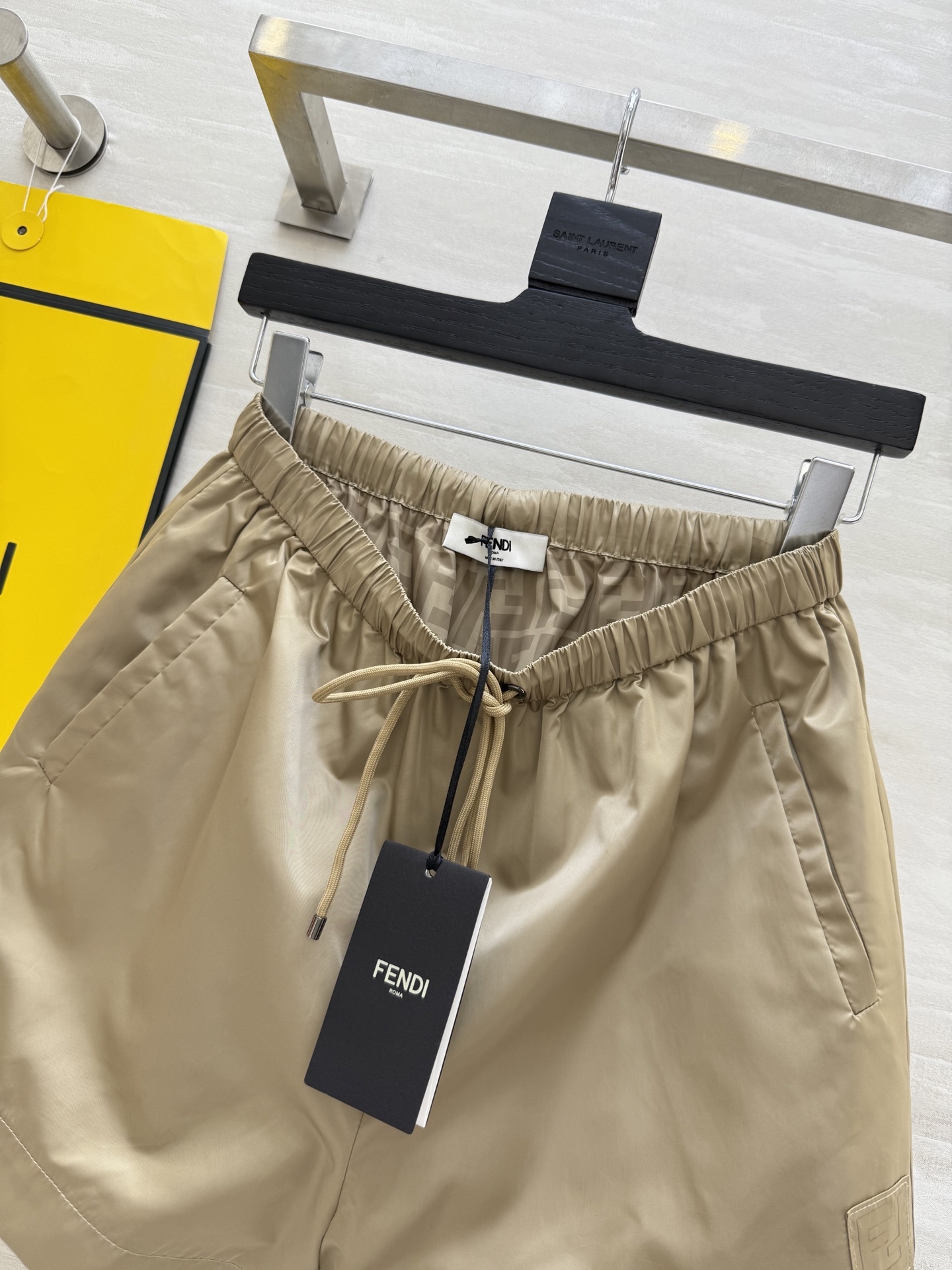 #FEND♡²⁵新款 时髦风短裤 logo提花内里定制超软糯亲肤风衣面料 很适合夏日穿搭 帅气又拉风 高