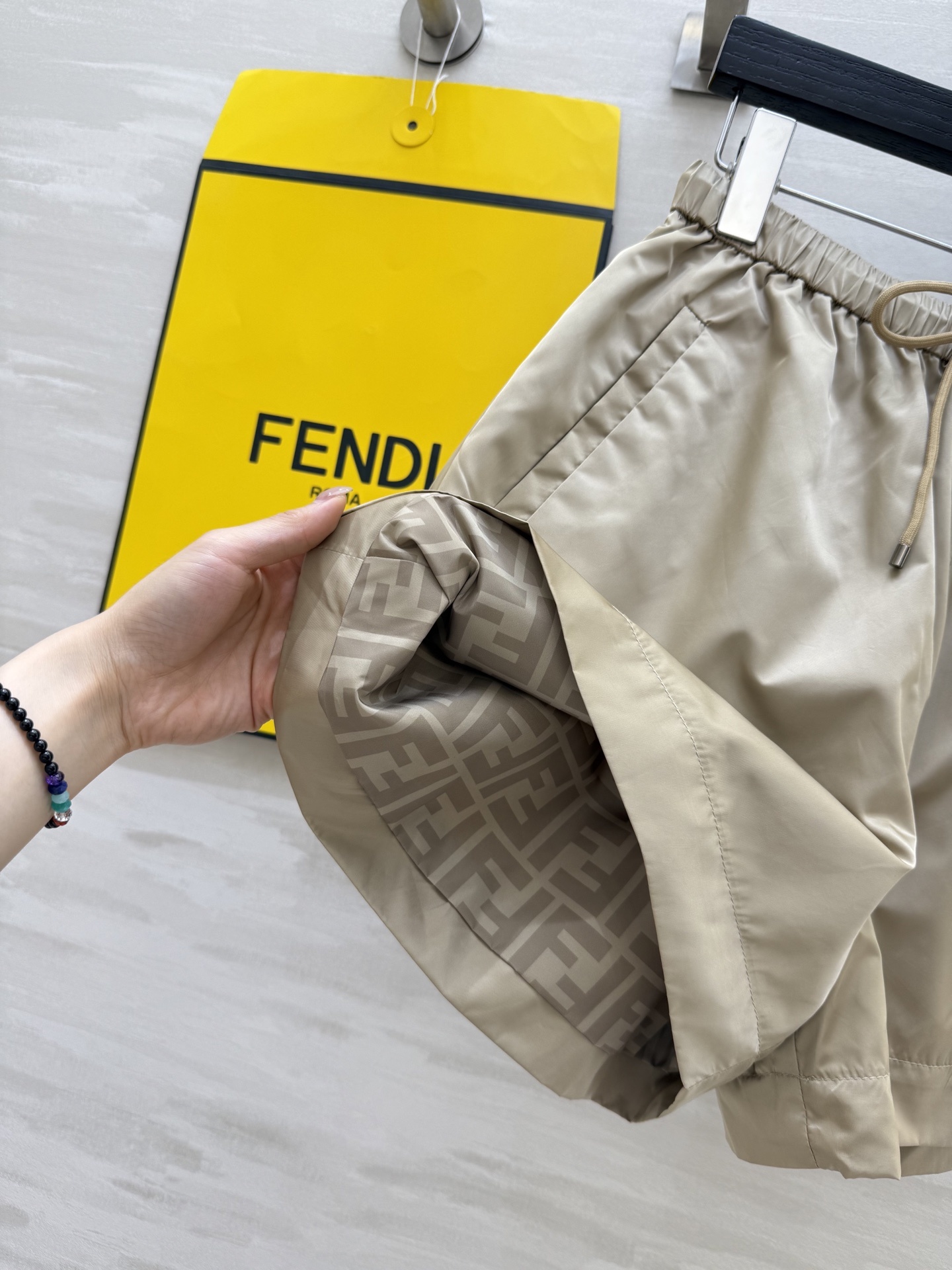 #FEND♡²⁵新款 时髦风短裤 logo提花内里定制超软糯亲肤风衣面料 很适合夏日穿搭 帅气又拉风 高