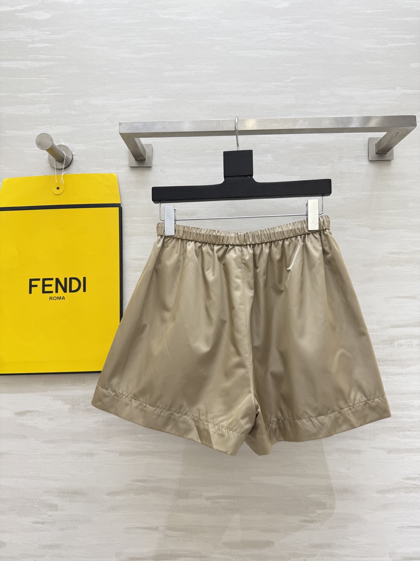 #FEND♡²⁵新款 时髦风短裤 logo提花内里定制超软糯亲肤风衣面料 很适合夏日穿搭 帅气又拉风 高