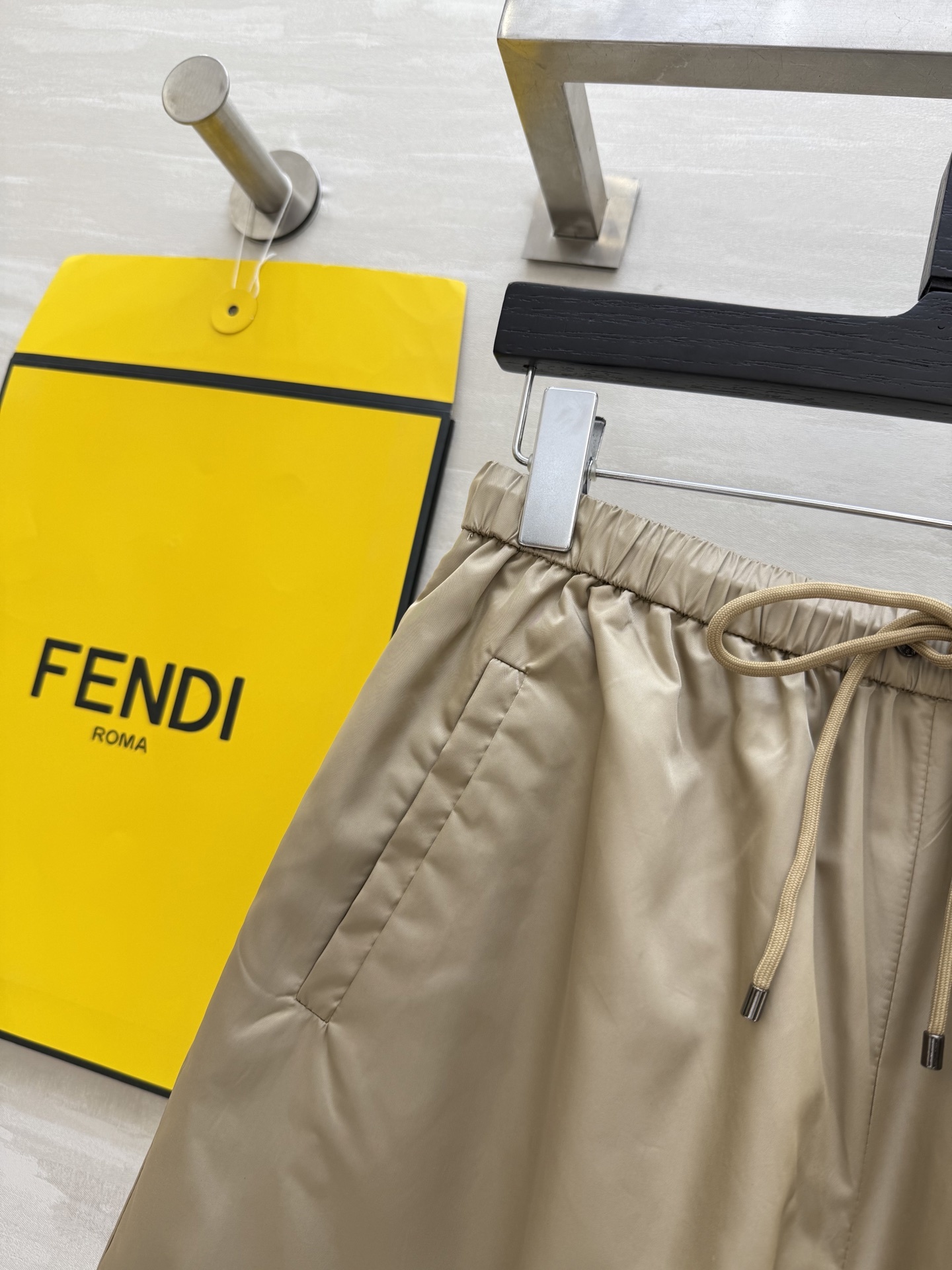 #FEND♡²⁵新款 时髦风短裤 logo提花内里定制超软糯亲肤风衣面料 很适合夏日穿搭 帅气又拉风 高