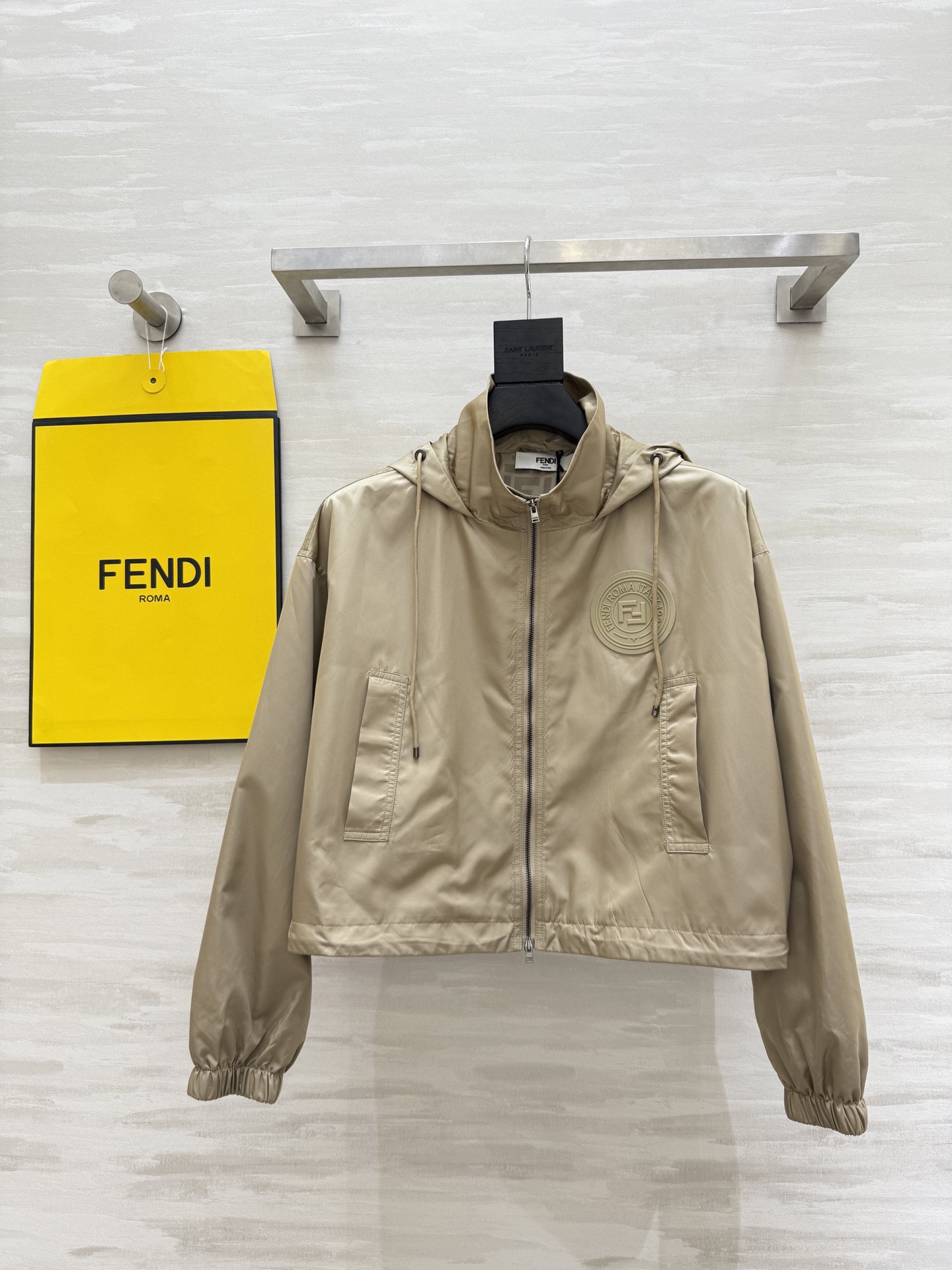 #FEND♡²⁵新款 时髦风连帽外套 logo提花内里定制超软糯亲肤风衣面料 很适合夏日穿搭 帅气又拉风