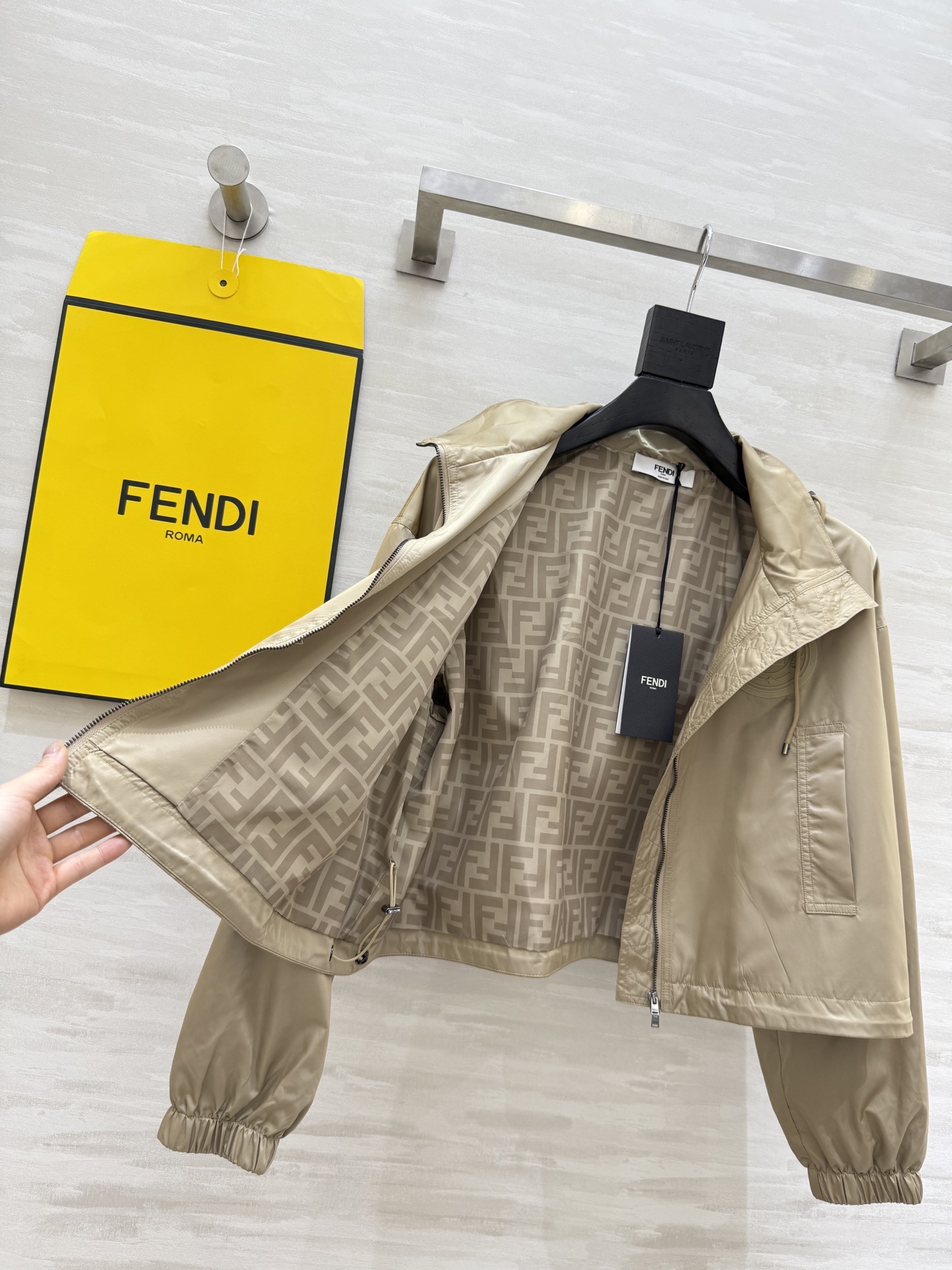 #FEND♡²⁵新款 时髦风连帽外套 logo提花内里定制超软糯亲肤风衣面料 很适合夏日穿搭 帅气又拉风