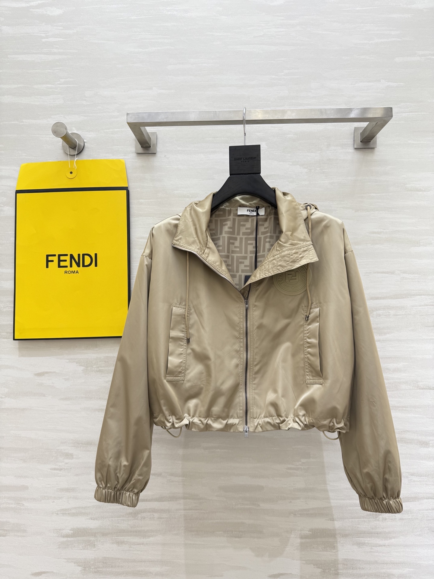 #FEND♡²⁵新款 时髦风连帽外套 logo提花内里定制超软糯亲肤风衣面料 很适合夏日穿搭 帅气又拉风