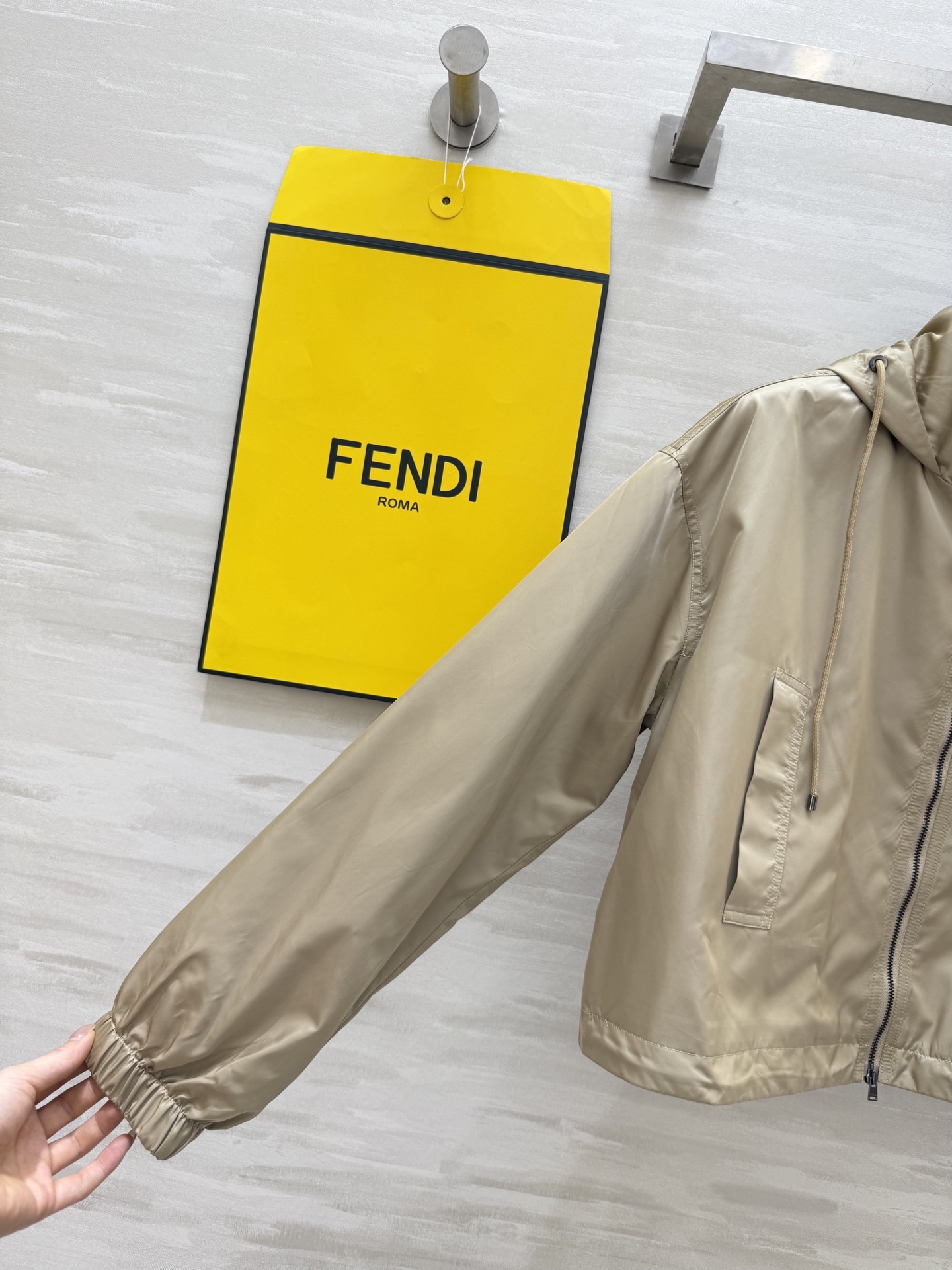 #FEND♡²⁵新款 时髦风连帽外套 logo提花内里定制超软糯亲肤风衣面料 很适合夏日穿搭 帅气又拉风