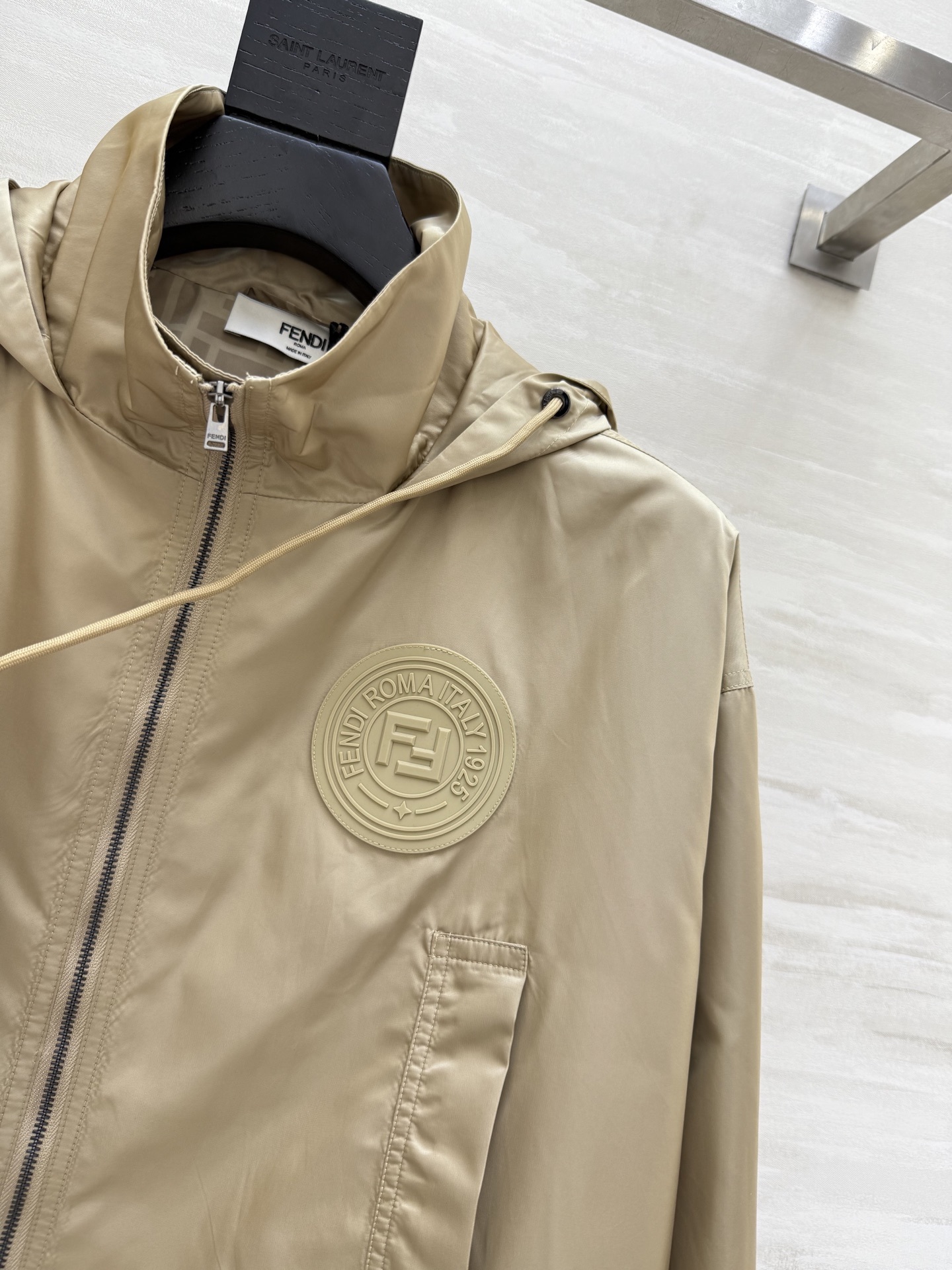 #FEND♡²⁵新款 时髦风连帽外套 logo提花内里定制超软糯亲肤风衣面料 很适合夏日穿搭 帅气又拉风