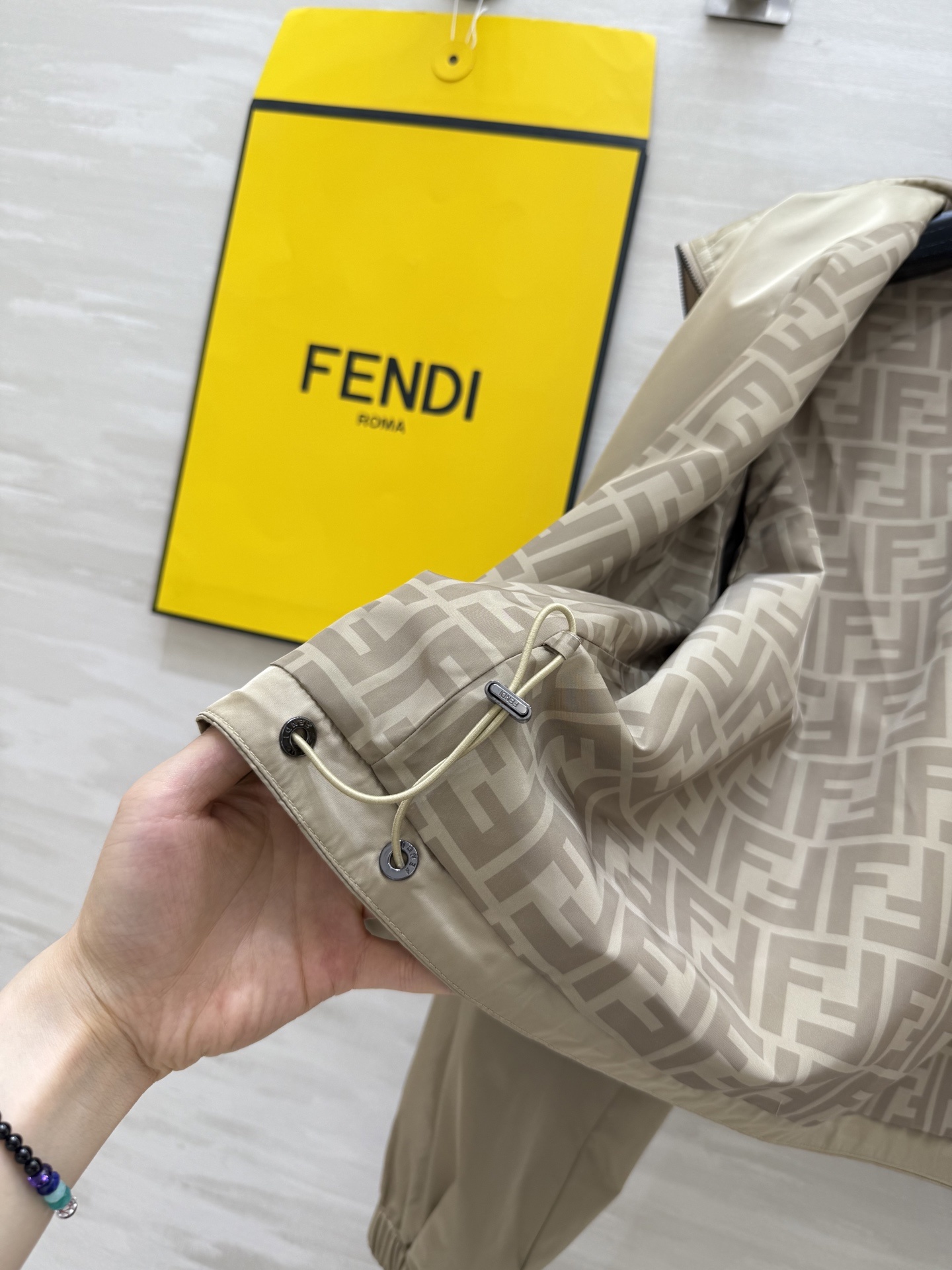 #FEND♡²⁵新款 时髦风连帽外套 logo提花内里定制超软糯亲肤风衣面料 很适合夏日穿搭 帅气又拉风